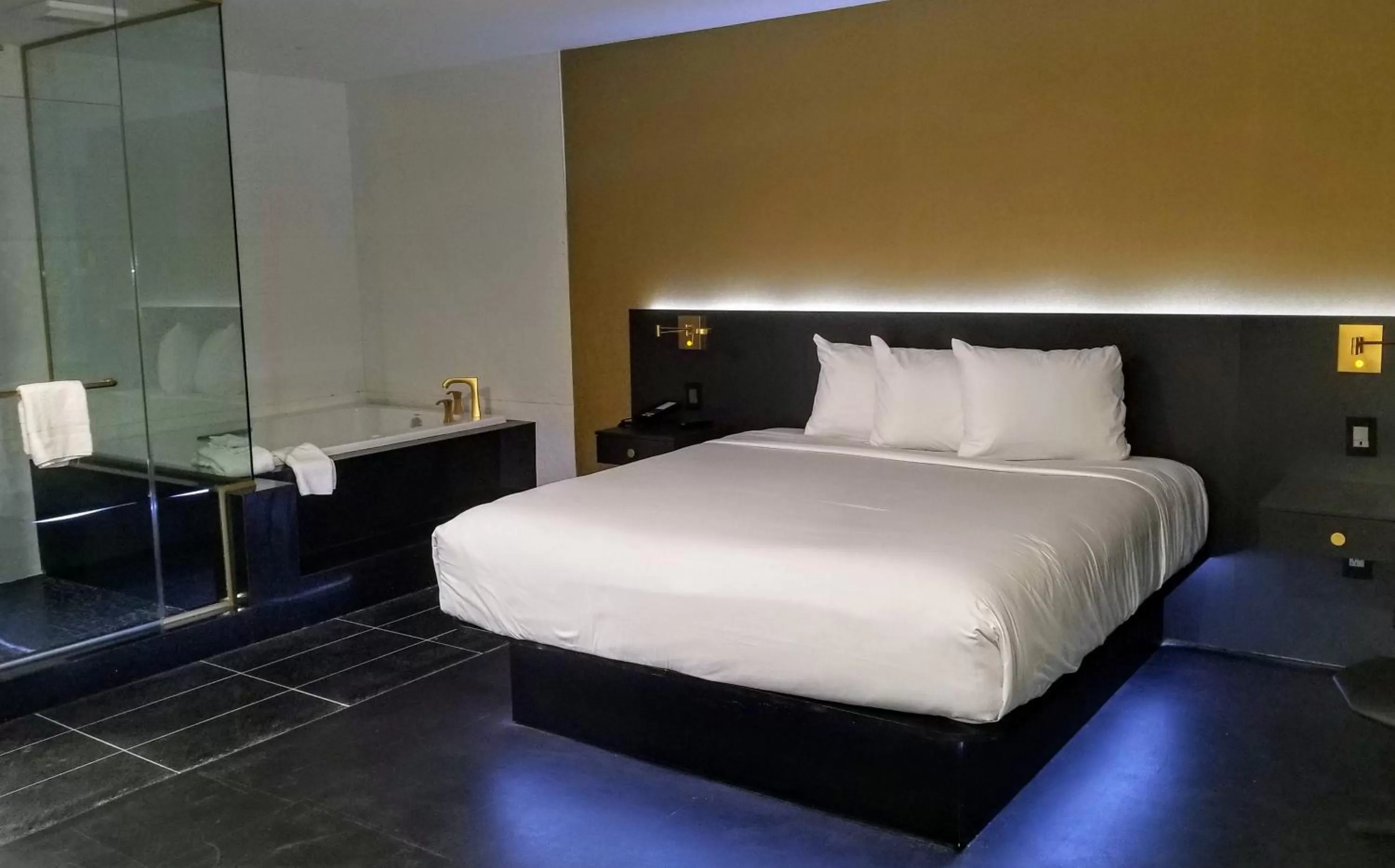 Bed in Glen Capri Inn and Suites - Burbank Universal