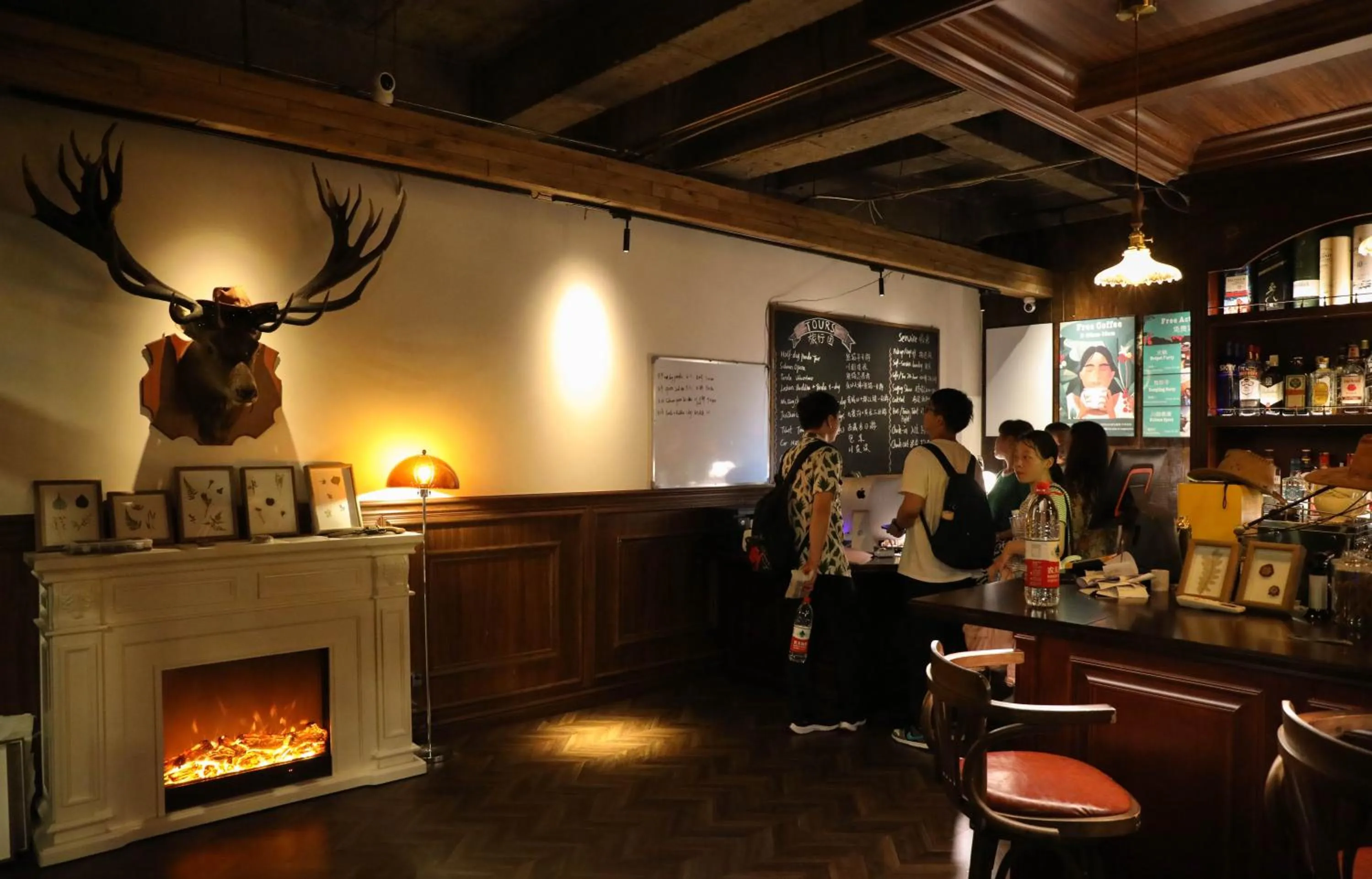 Lobby or reception in SONDERIA Lazybones Hostel- Wenshu Temple Side, Chill Hostel with All-Day Brunch, Travel Agency in English & Local Bar Vibes