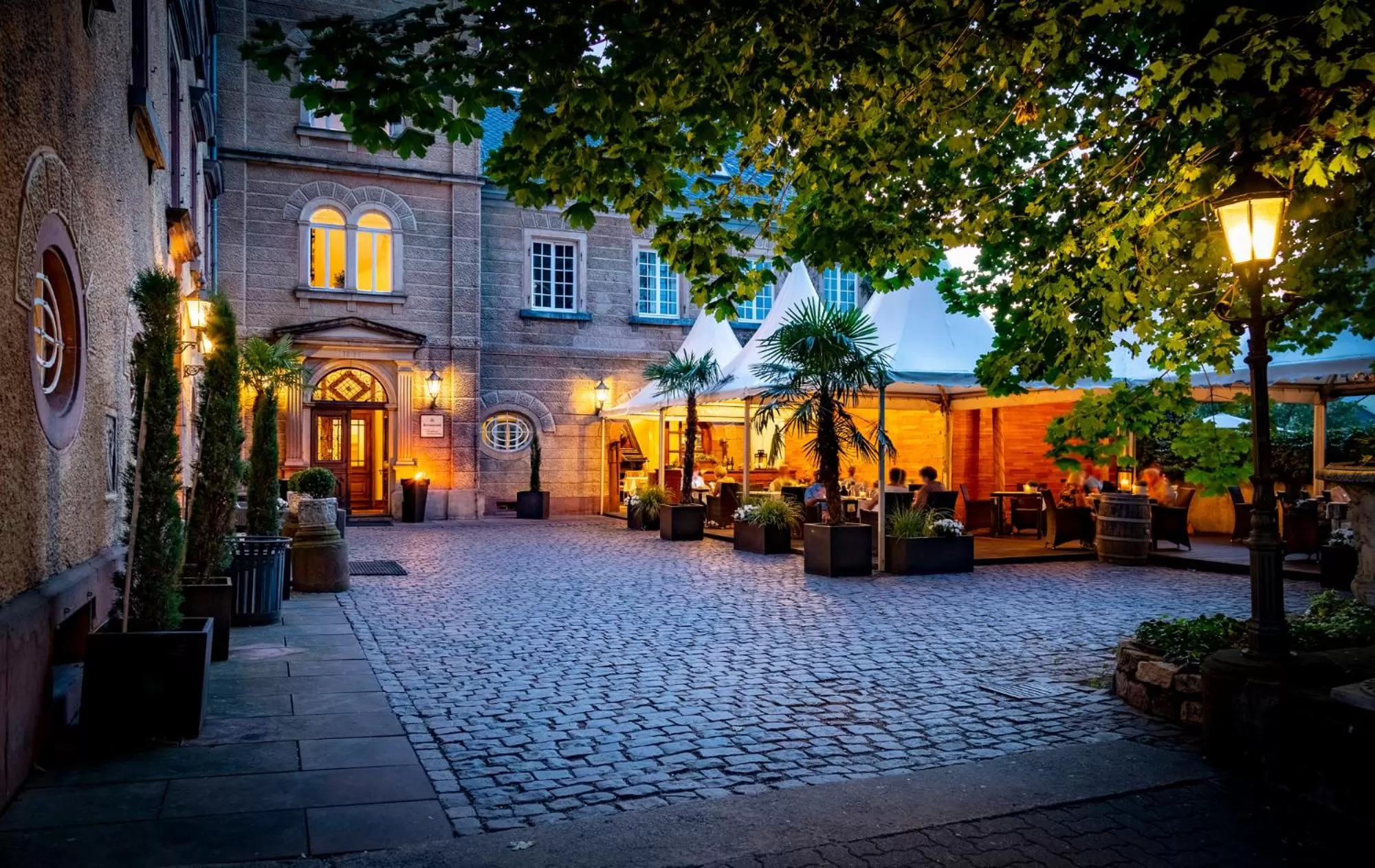 Restaurant/places to eat in Hotel Schloss Edesheim