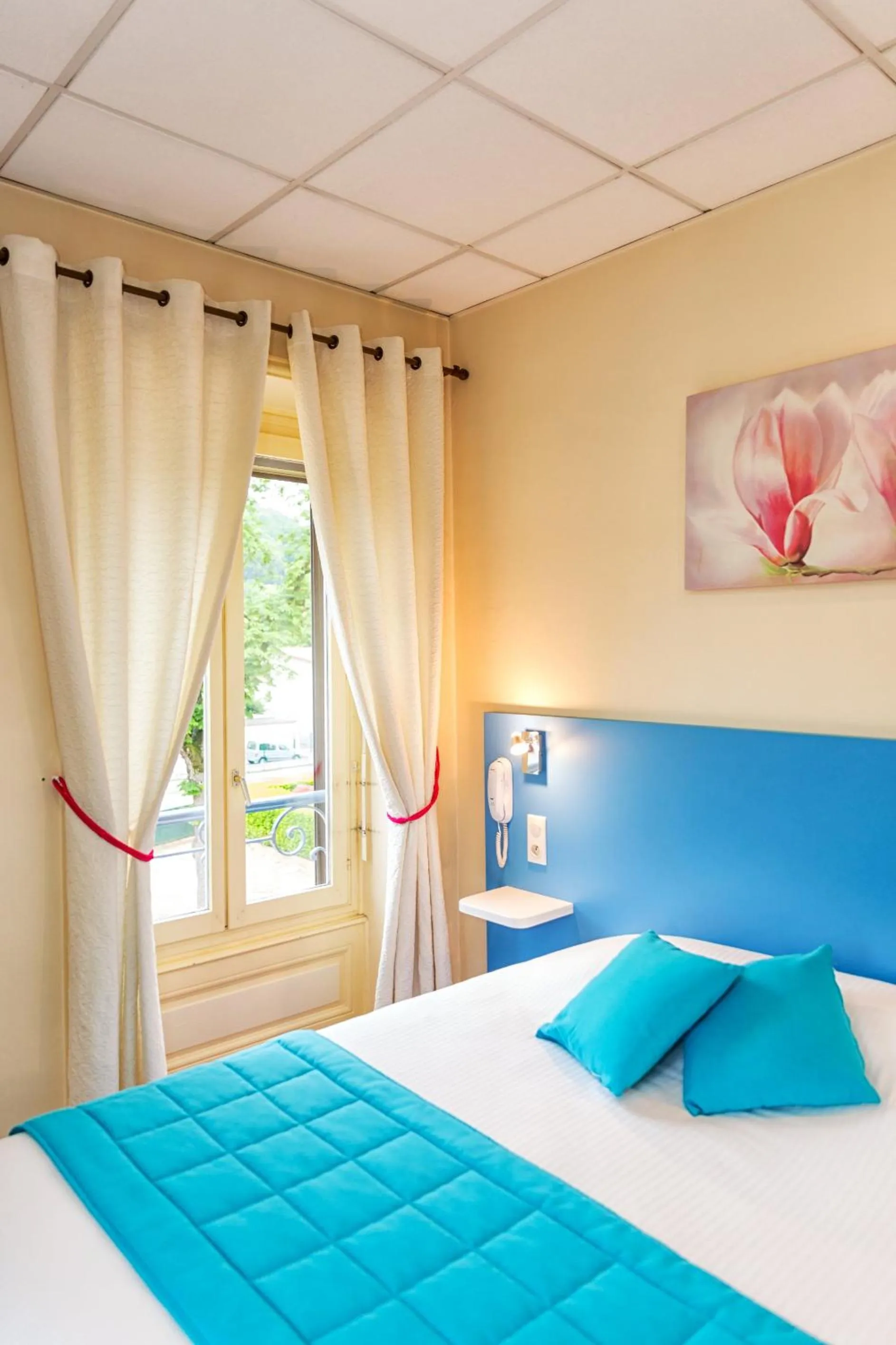 Photo of the whole room, Bed in La Commanderie de Champarey