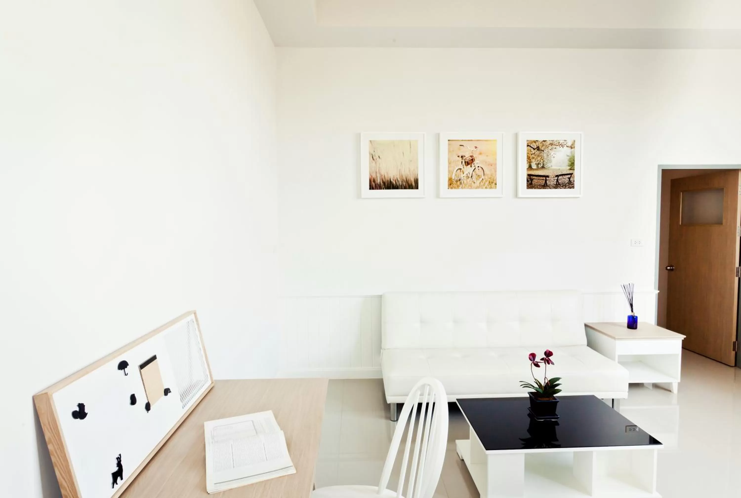 Shower, Seating Area in The Eight