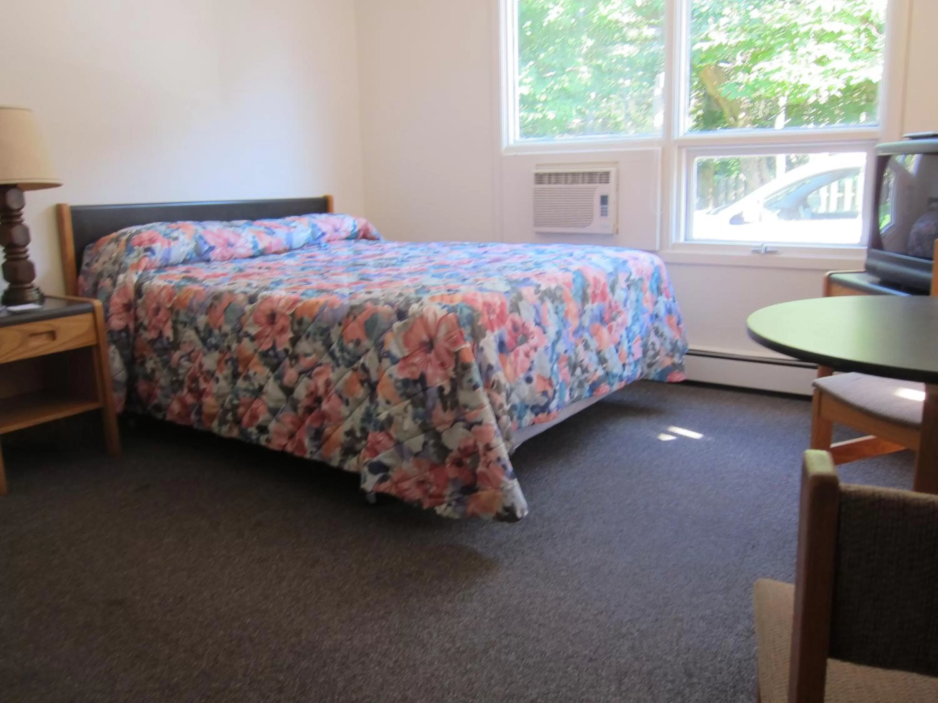 Bedroom in Shine Motel