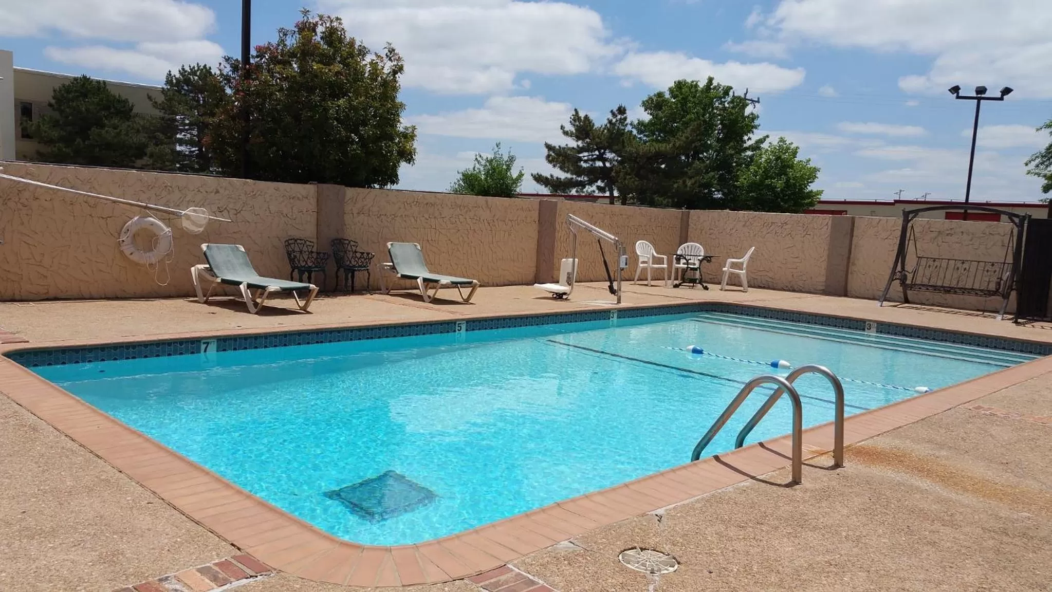 Swimming pool in Governors Suites Hotel Oklahoma City Airport Area