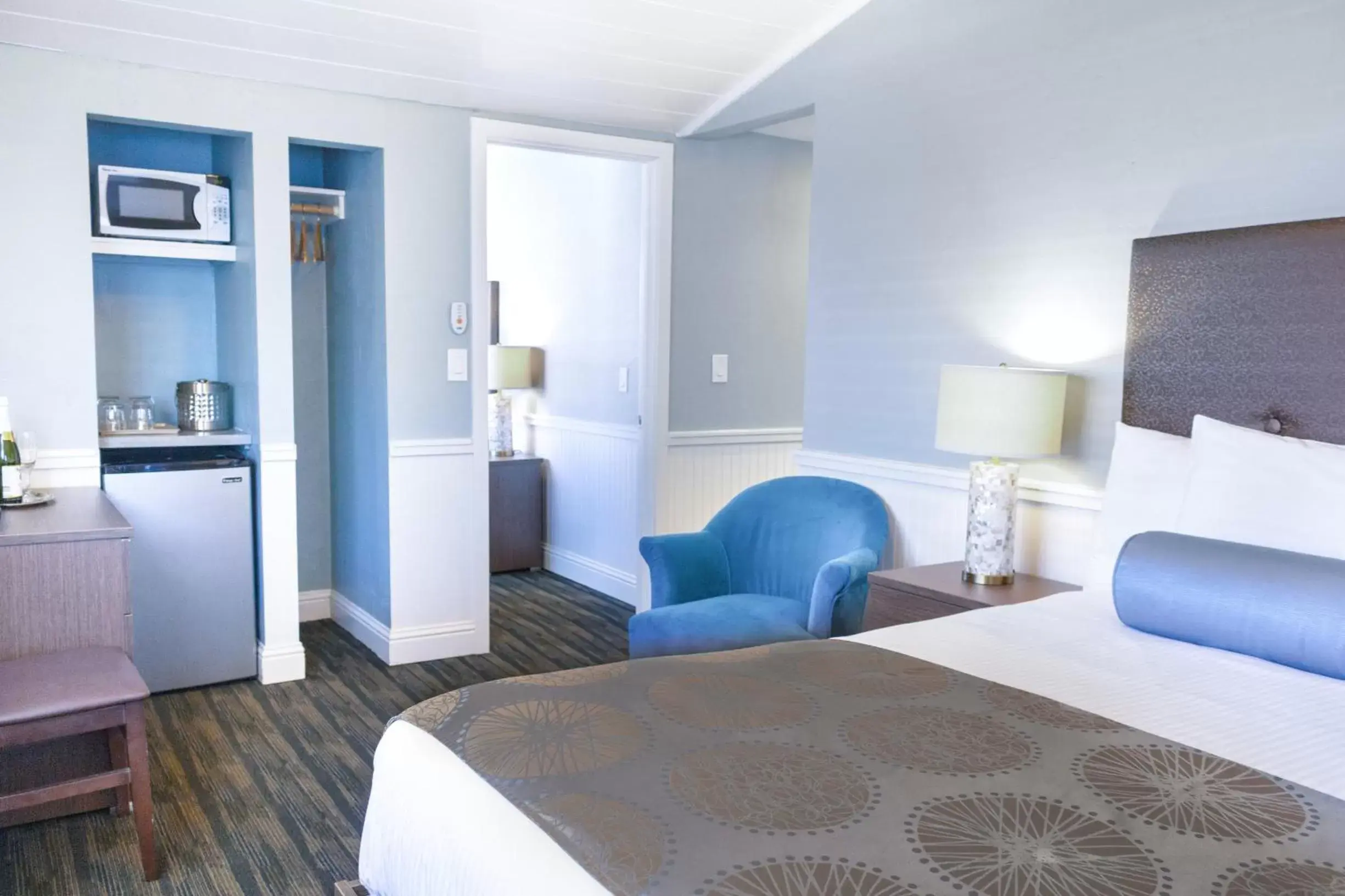 Blue Whale Room (11), Family Double - No Pets in Ocean Echo Inn & Beach Cottages Blue Whale Room (11), Family Double - No Pets in Ocean Echo Inn & Beach Cottages