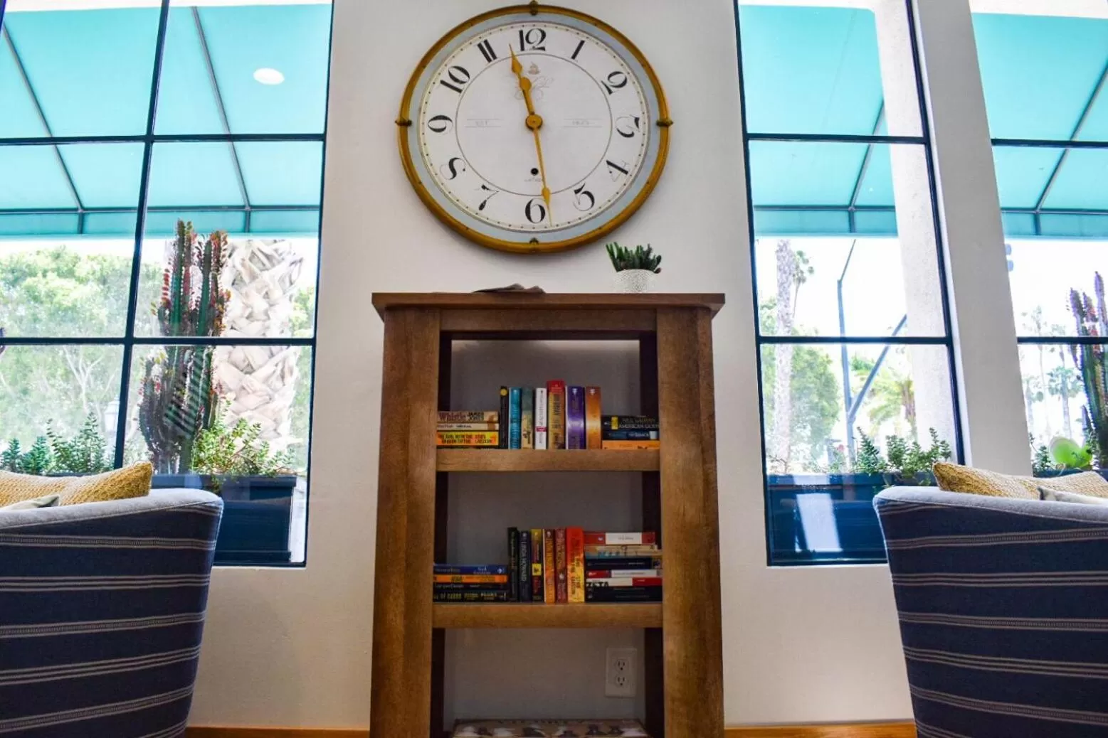 Library in Beachside Inn