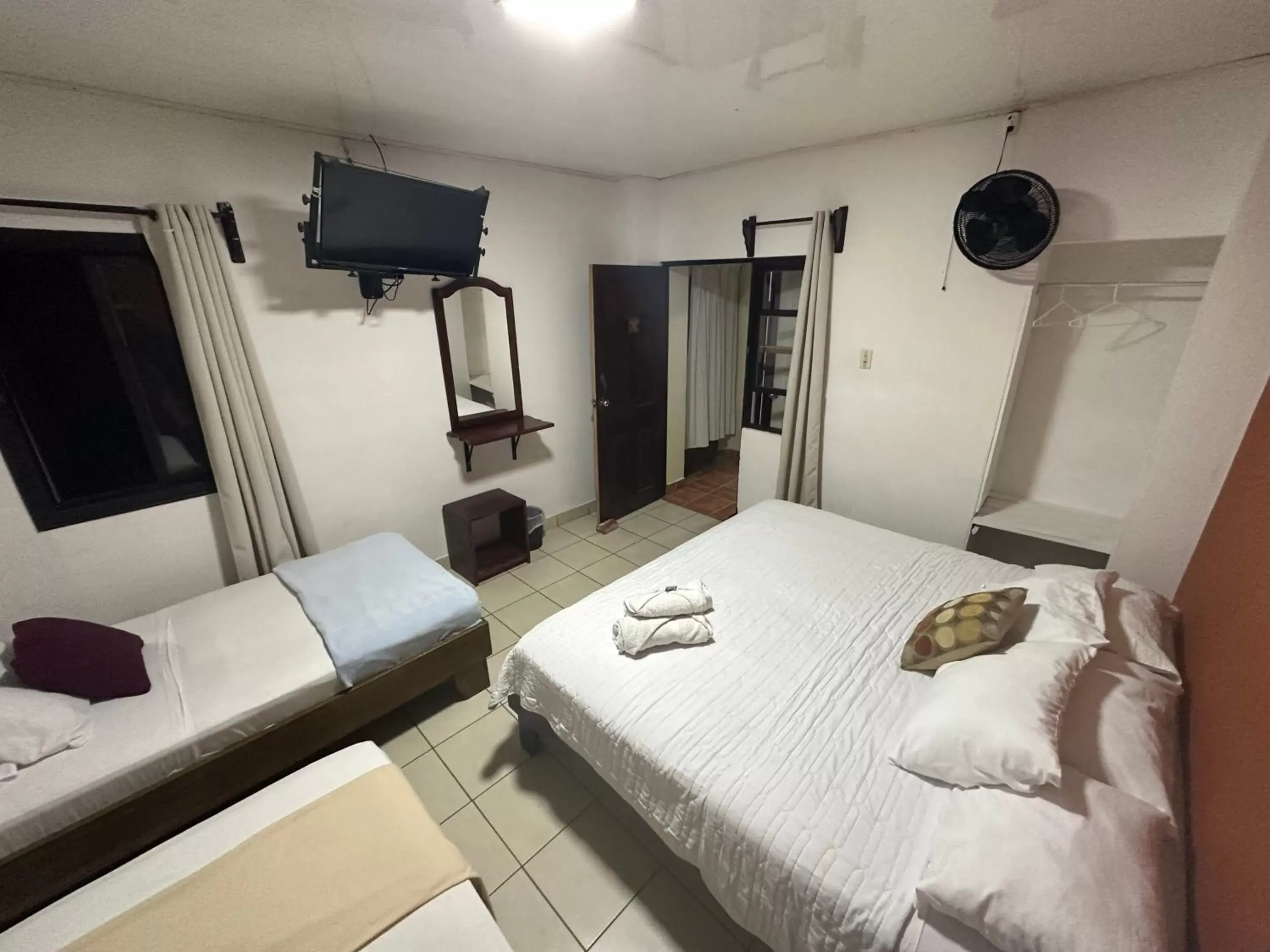 Economy Quadruple Room with Shared Bathroom in Hotel Pacande B&B Economy Quadruple Room with Shared Bathroom in Hotel Pacande B&B