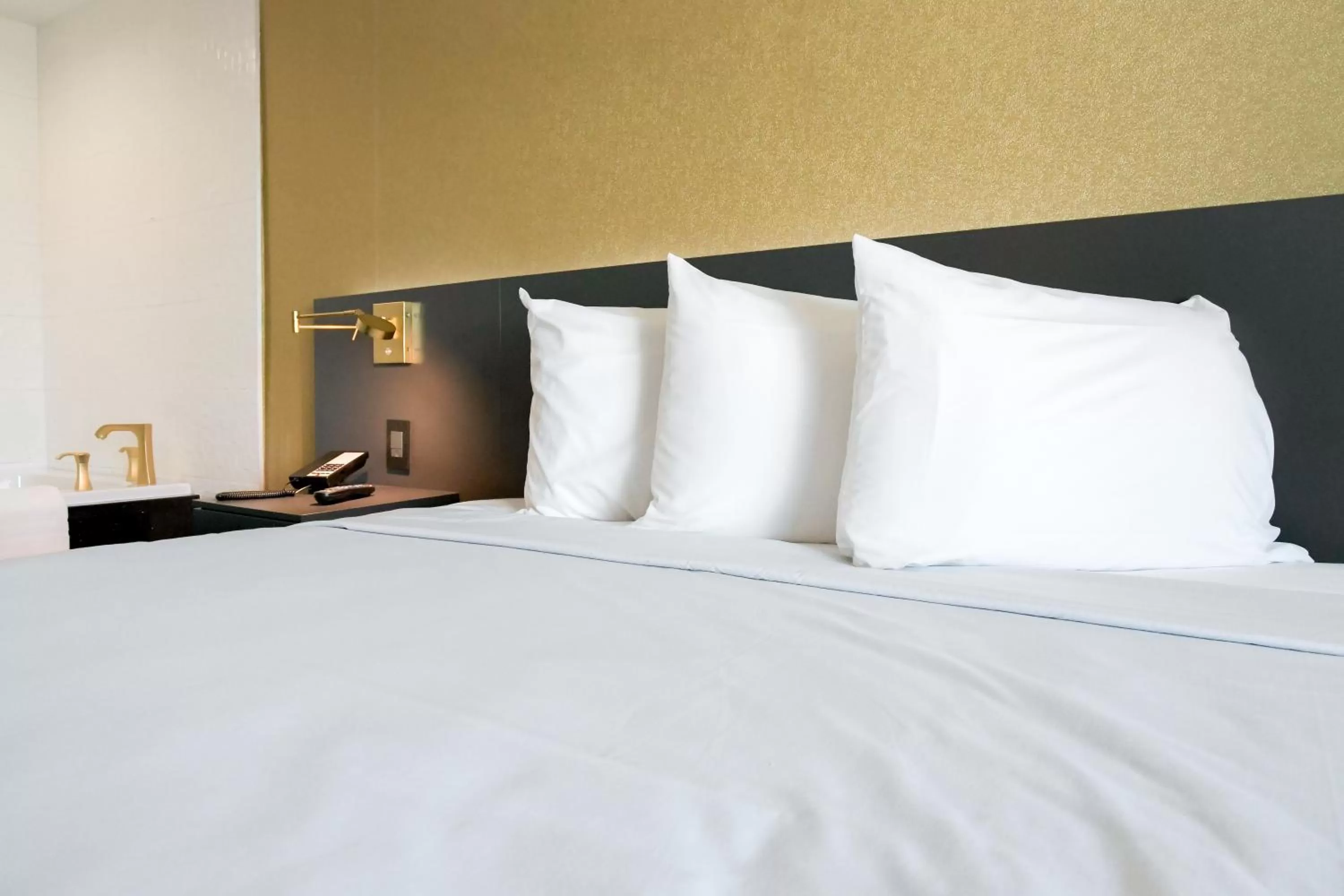 Bed in Glen Capri Inn and Suites - Burbank Universal