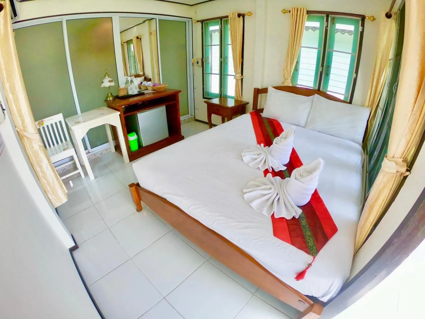 Staff, Bed in Prawdao Resort