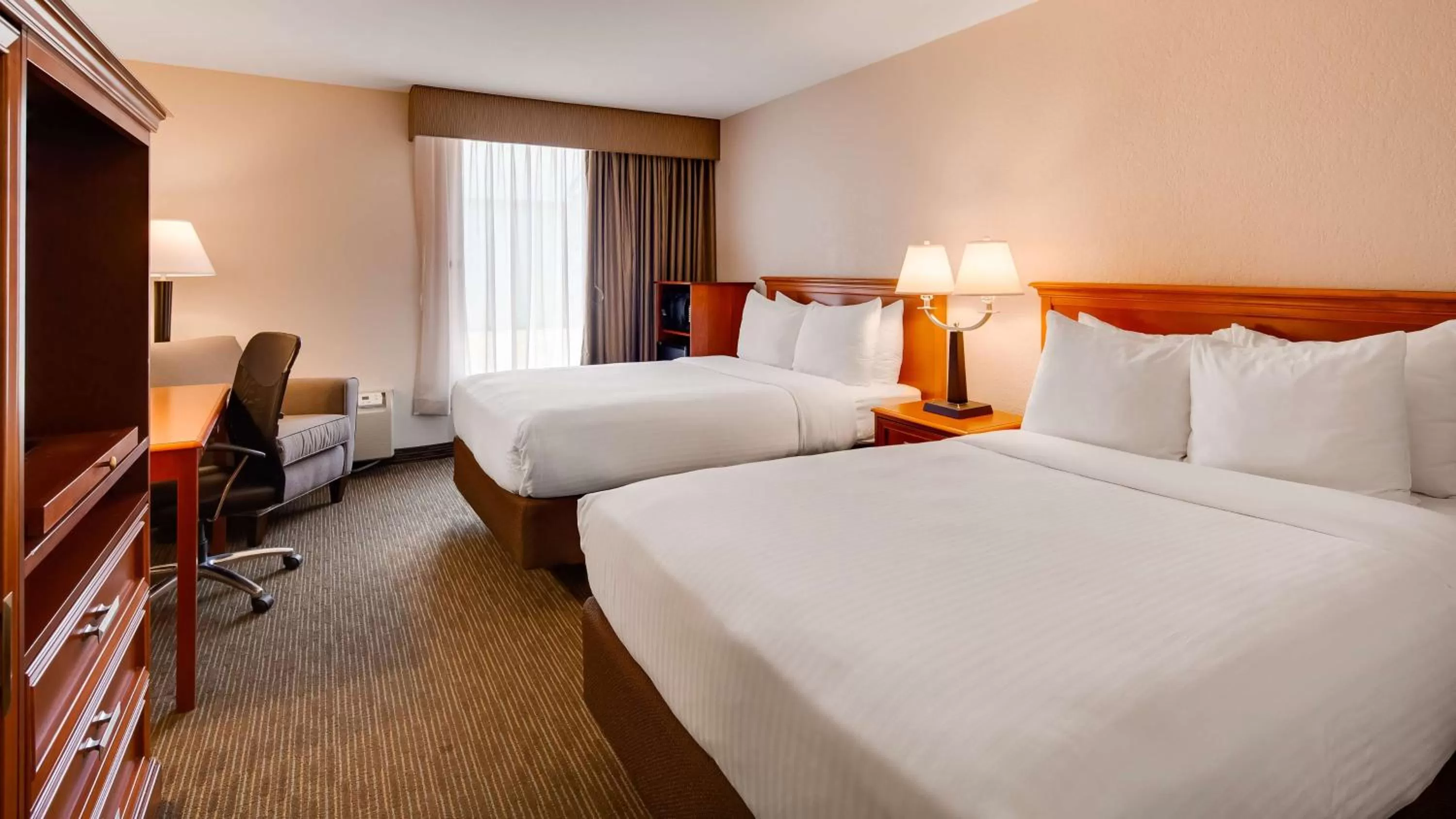 Double Room with Roll-in Shower - Disability Access/Non-Smoking in Best Western Tomah Hotel
