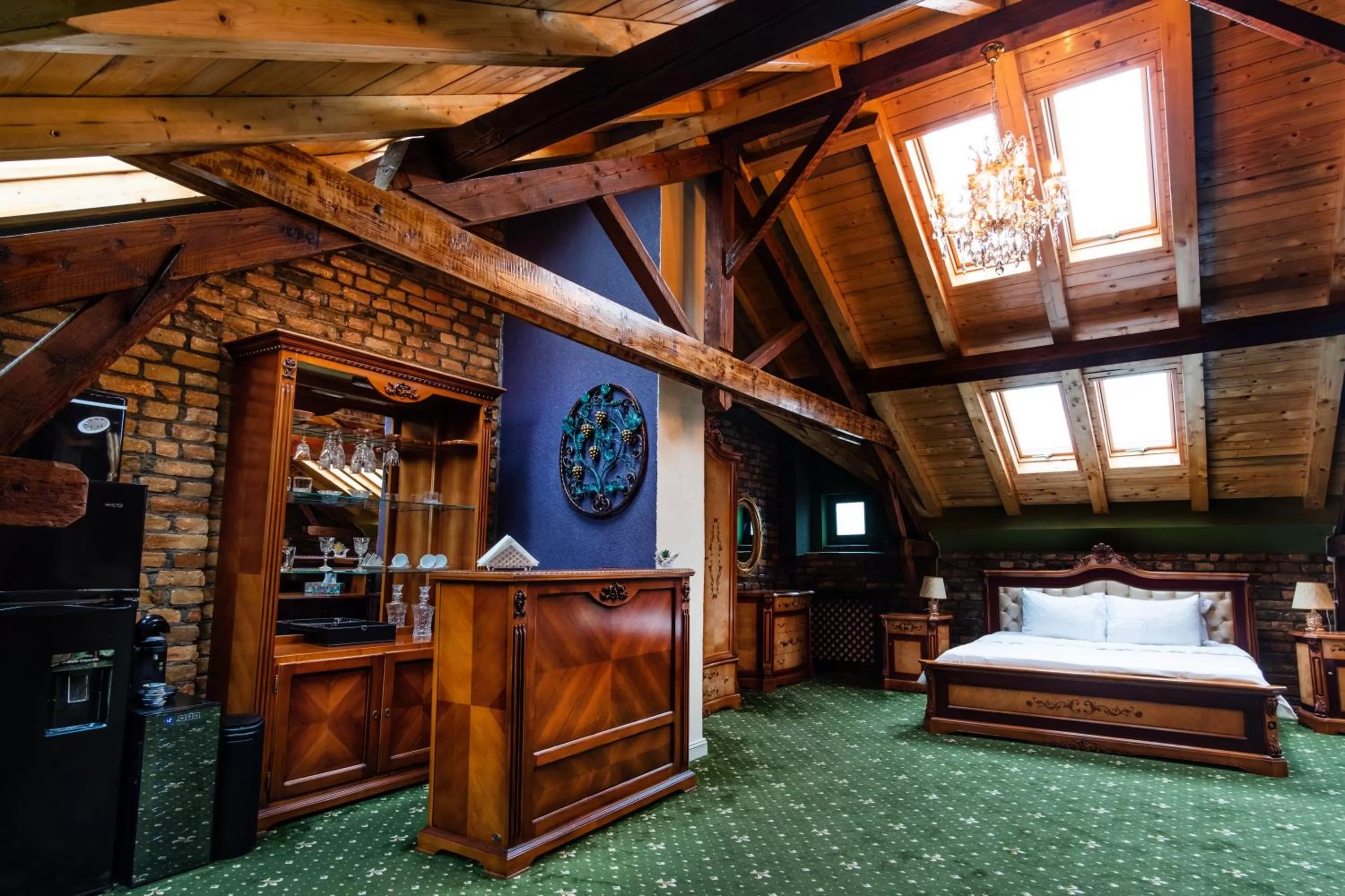 Coffee/tea facilities, Bed in JMR Royal -Luxury Rooms & Private Sauna