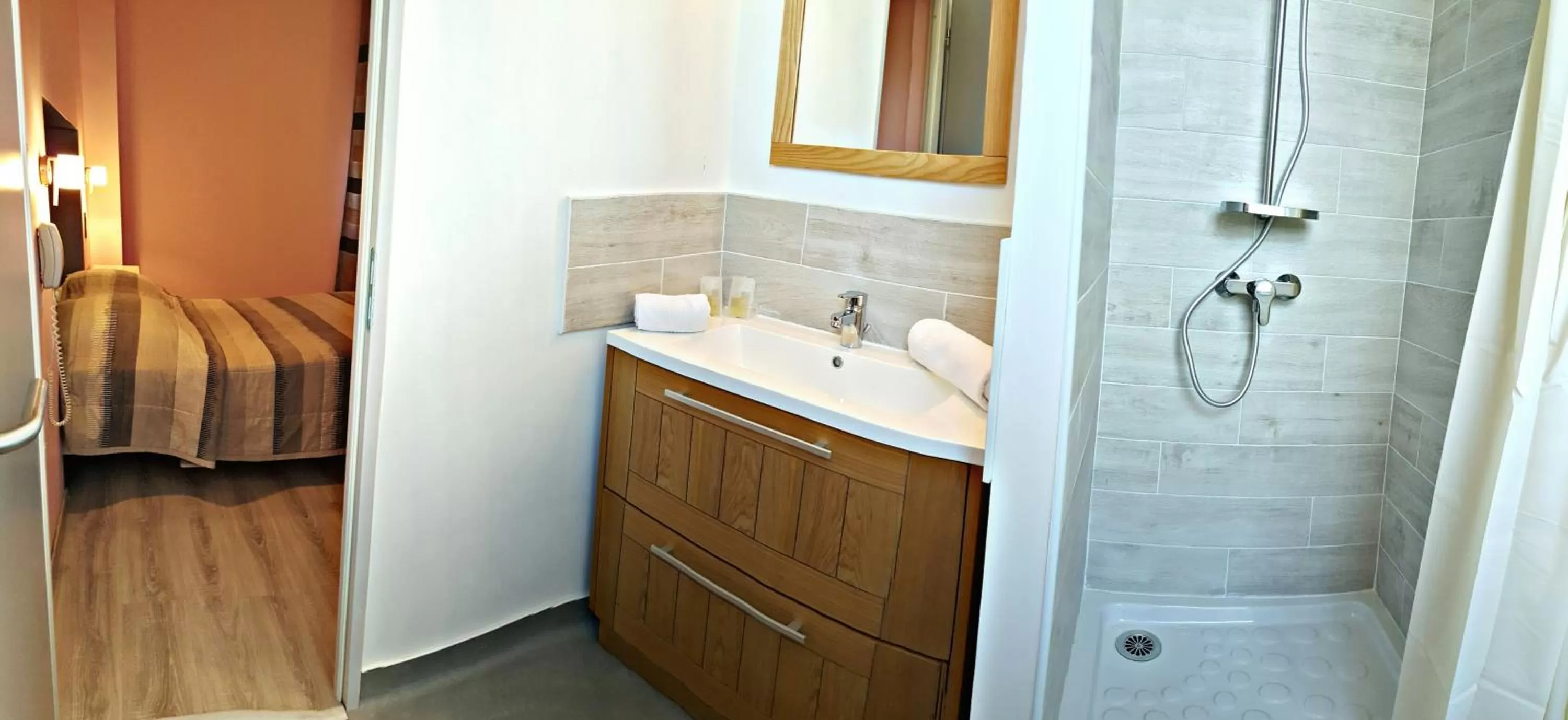 Bathroom in Hôtel restaurant et pension soirée étape Bel Air