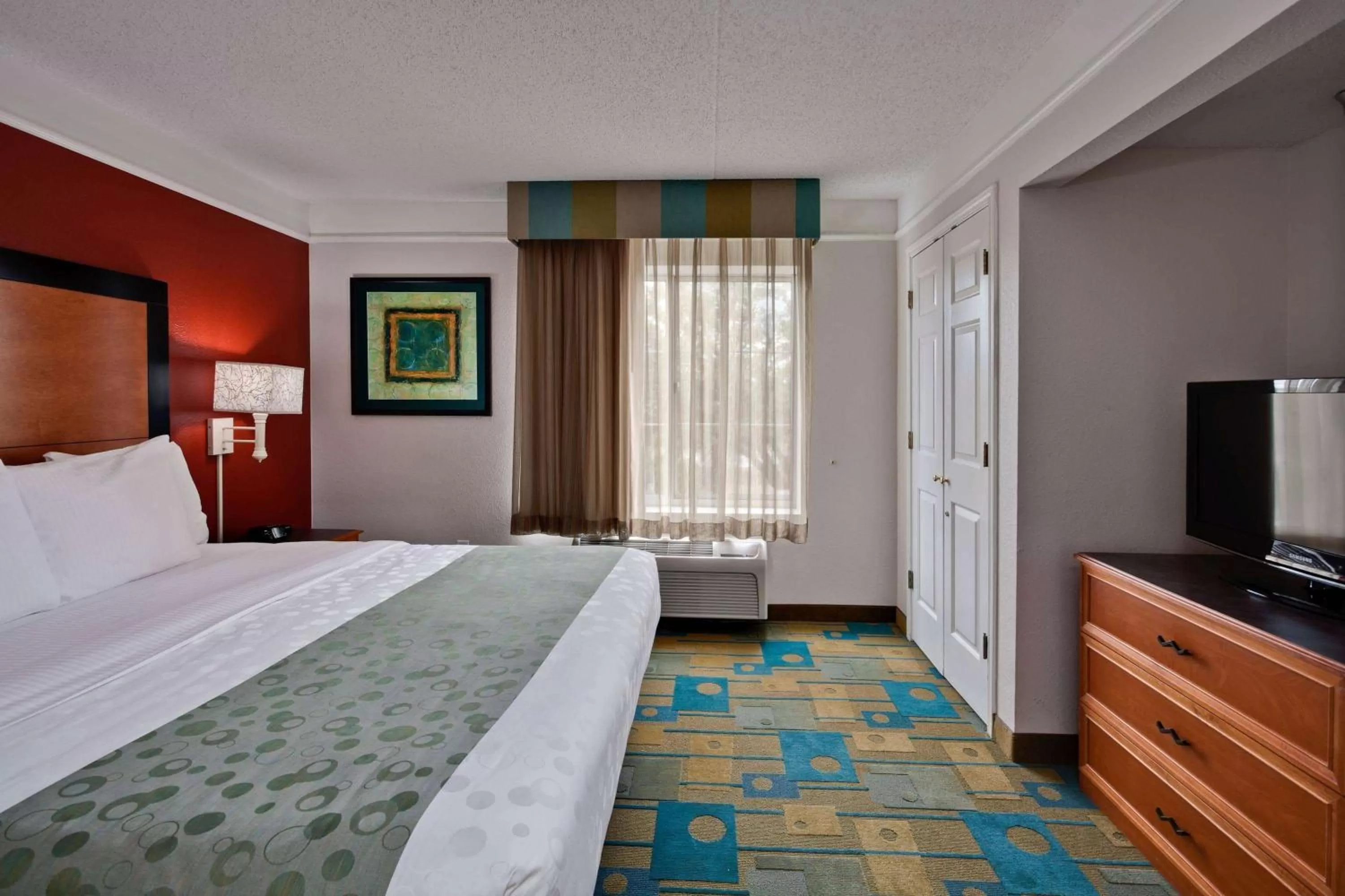 Photo of the whole room, Bed in La Quinta by Wyndham USF (Near Busch Gardens)