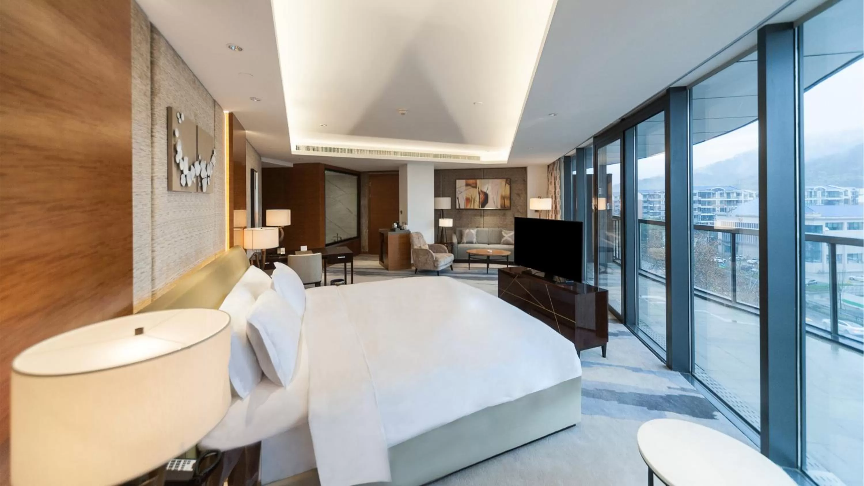 Bedroom, Bed in Holiday Inn Nanjing Xuanwu Lake by IHG