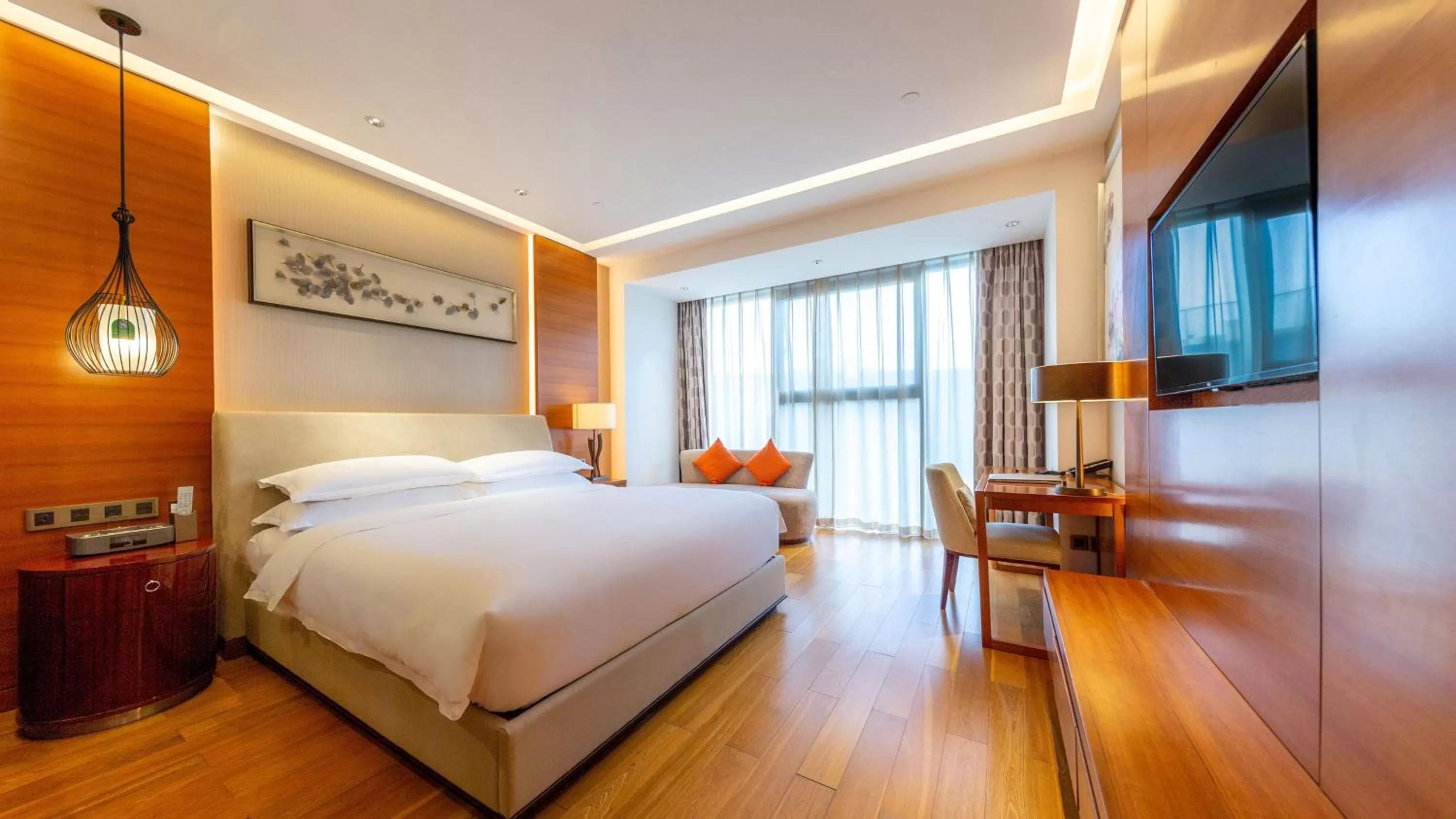 Photo of the whole room, Bed in Holiday Inn Nanjing Xuanwu Lake by IHG