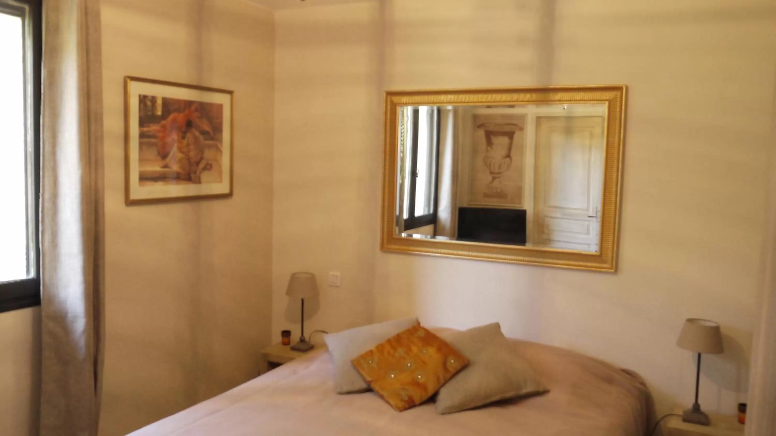 Photo of the whole room, Bed in Longo Maï