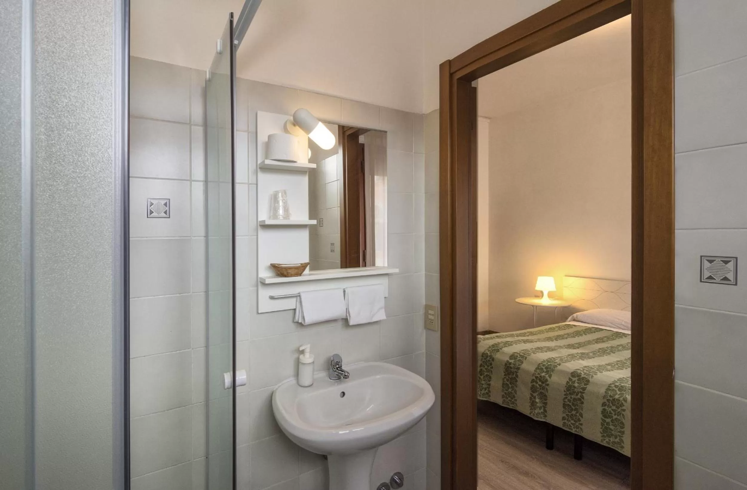 Bathroom, Bed in Hotel Cecile