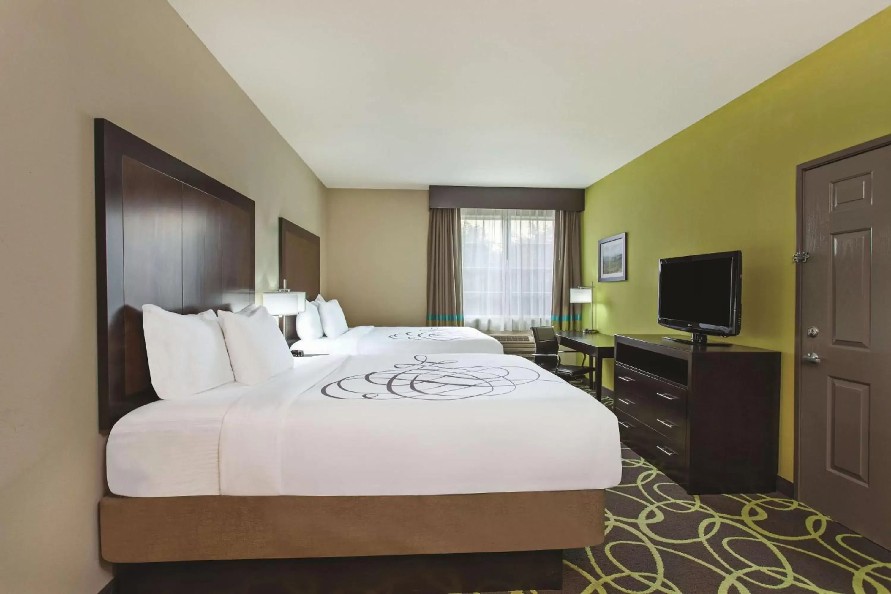 Queen Room with Two Queen Beds and Bath Tub - Mobility/Hearing Accessible - Non-Smoking in La Quinta by Wyndham Los Banos Queen Room with Two Queen Beds and Bath Tub - Mobility/Hearing Accessible - Non-Smoking in La Quinta by Wyndham Los Banos