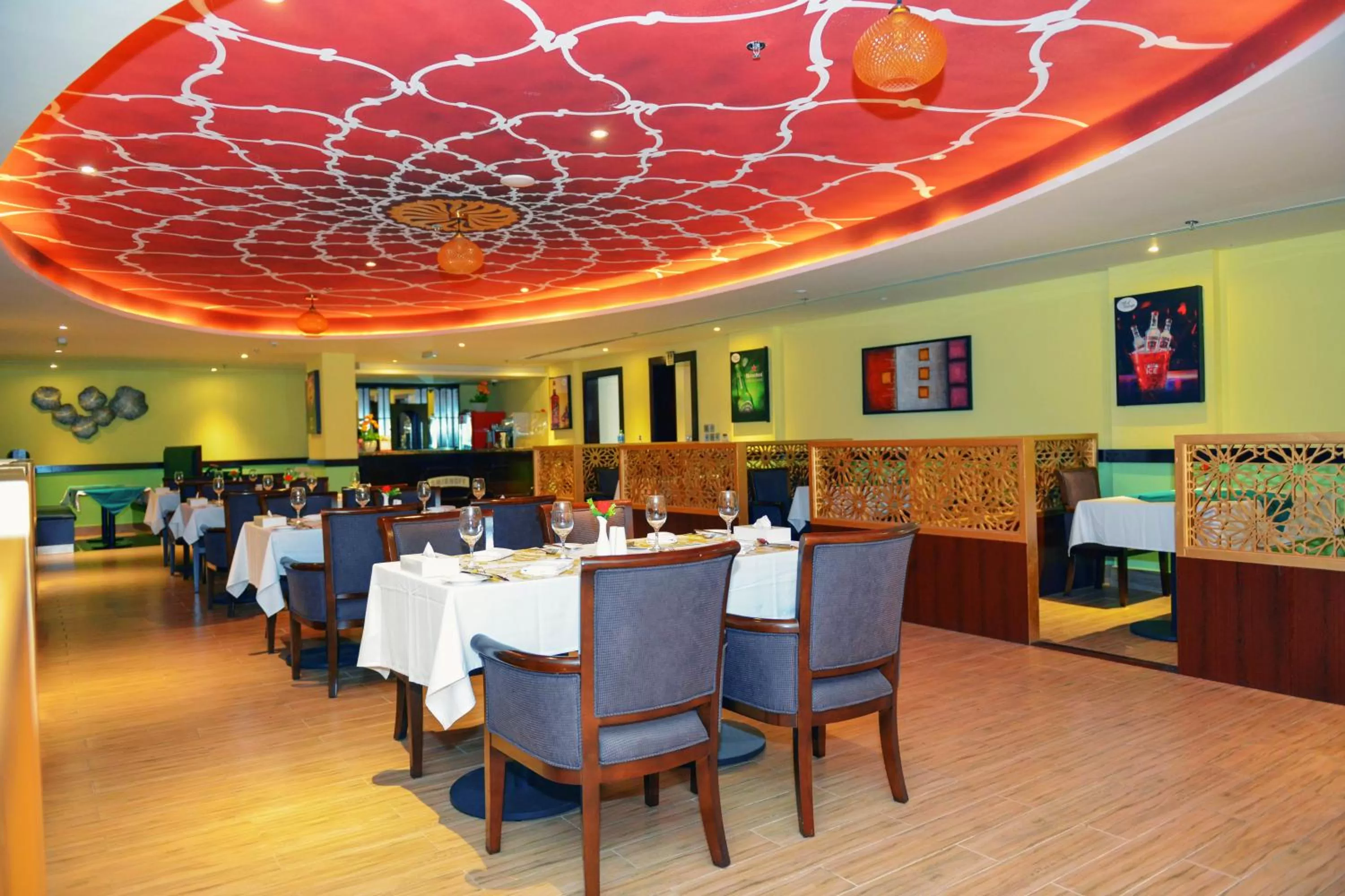 Restaurant/places to eat in Meshal Hotel