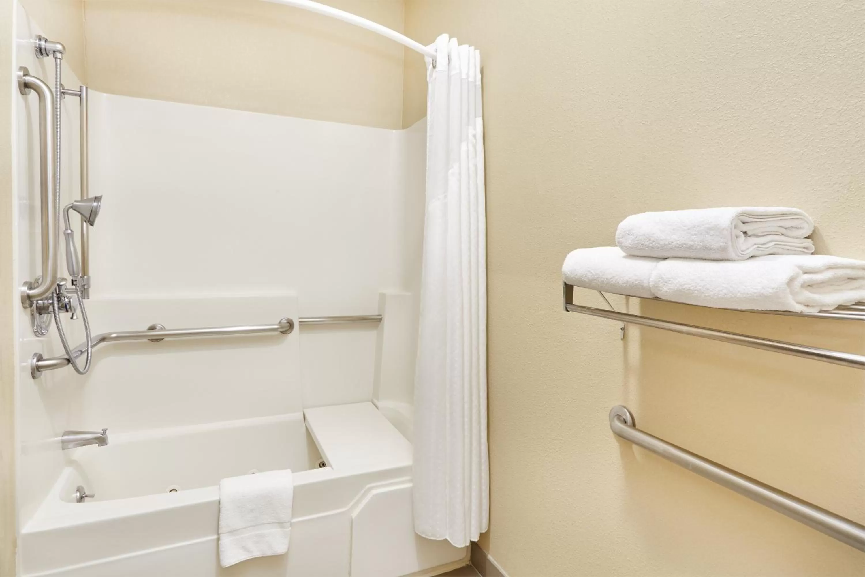 Photo of the whole room in Holiday Inn Express & Suites Chicago-Libertyville by IHG