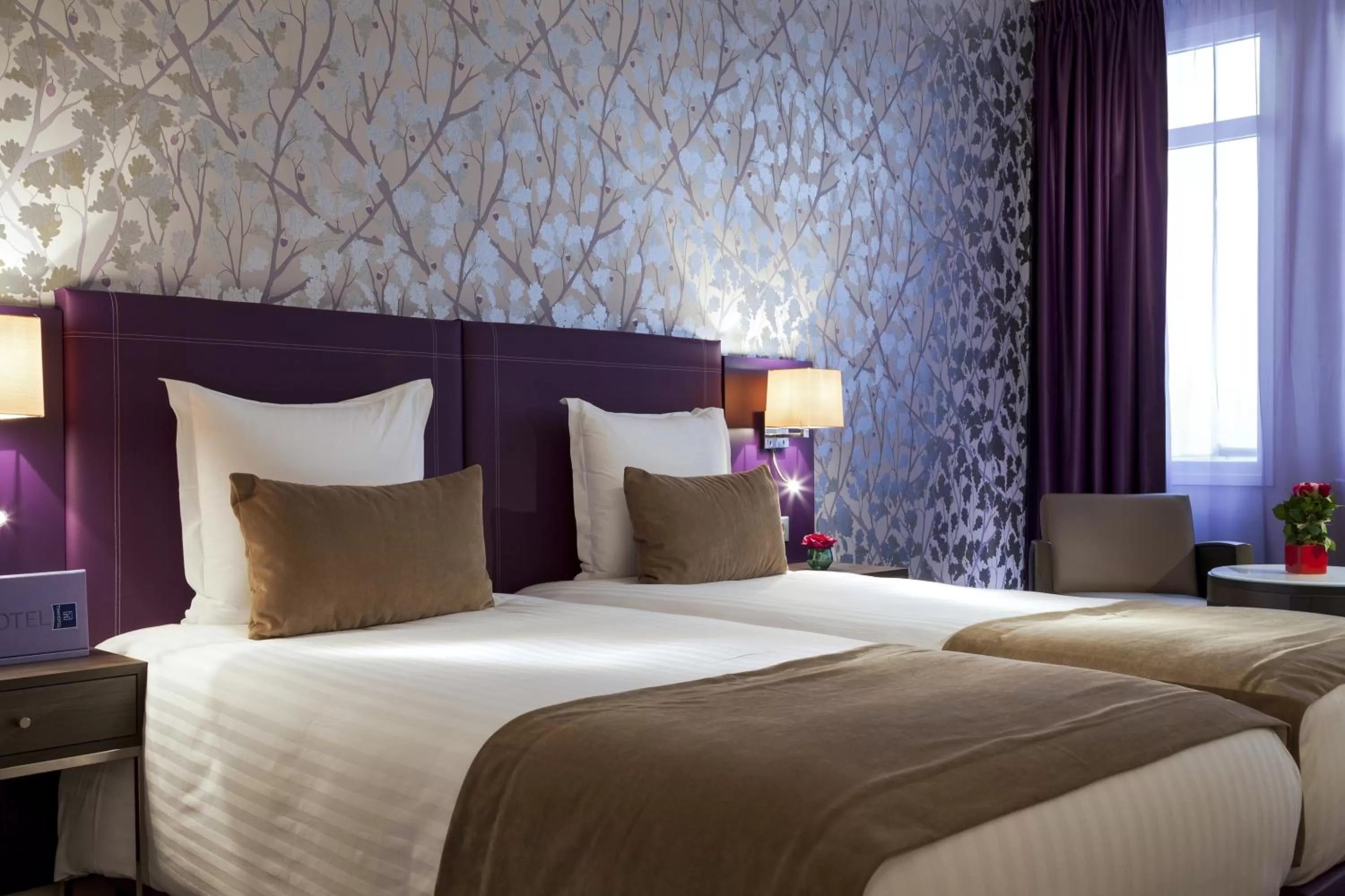 Bed in Timhotel Opéra Blanche Fontaine