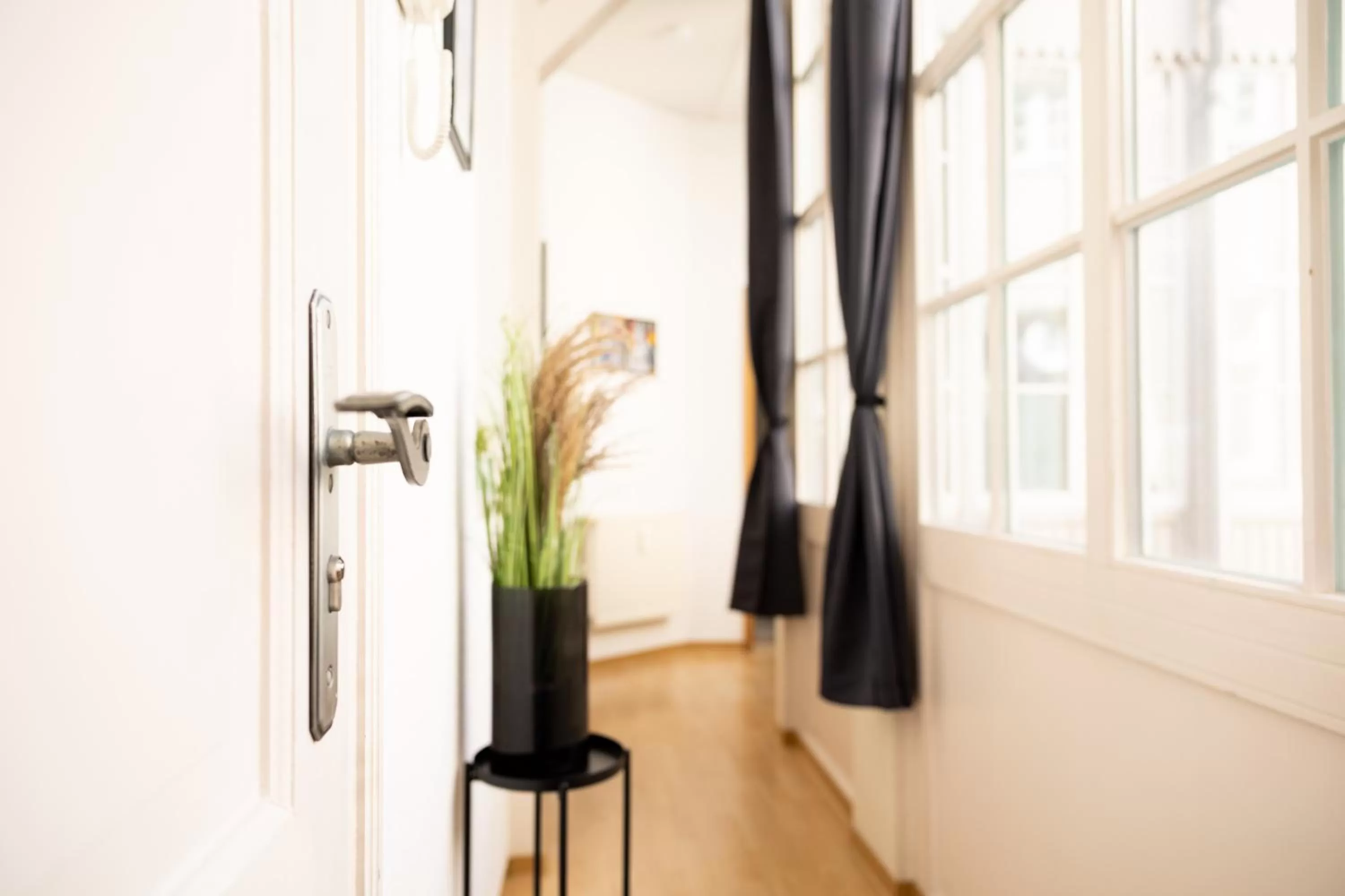 Facade/entrance, TV/Entertainment Center in Ko-Living Space an der Oper - Street Art Design Apartments