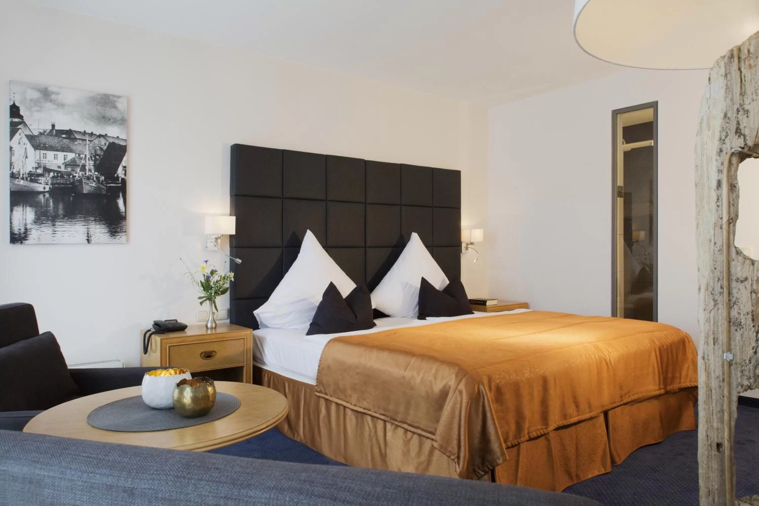 Photo of the whole room, Bed in HafenHotel PommernYacht