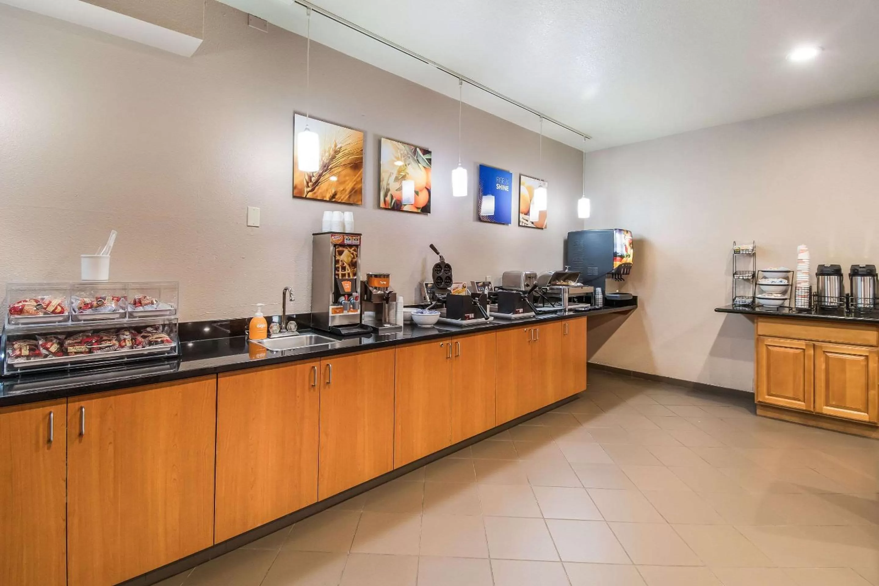 Restaurant/places to eat in Comfort Inn Newport