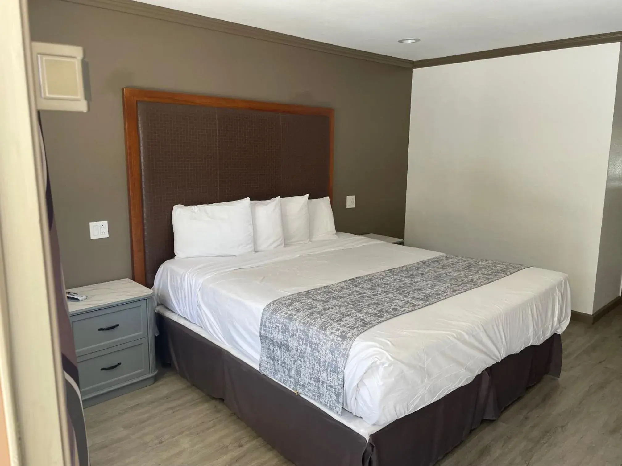 King Room in Bishop Inn King Room in Bishop Inn