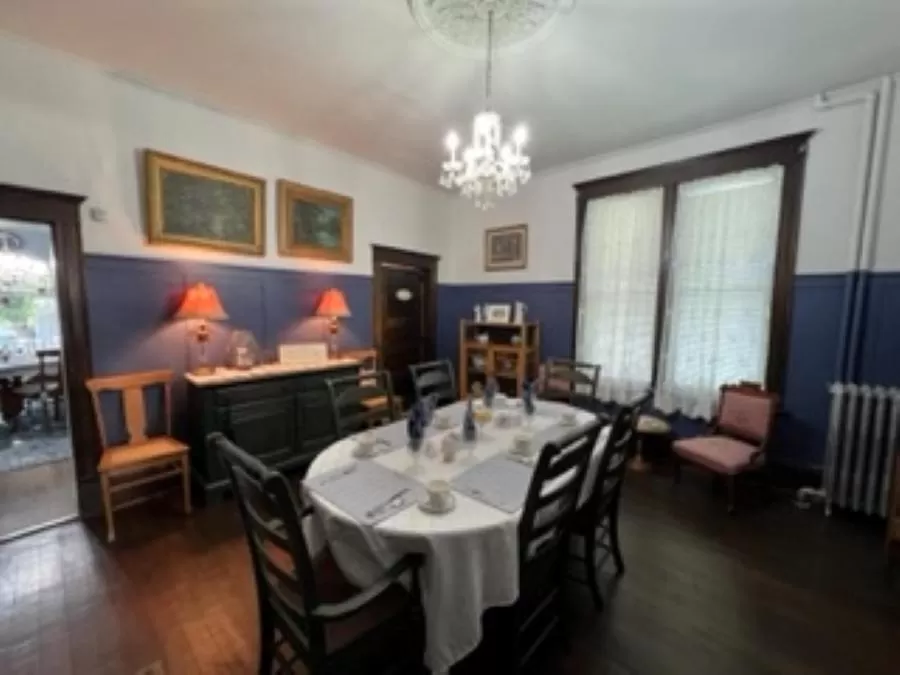 Dining area in Heart's Desire Inn