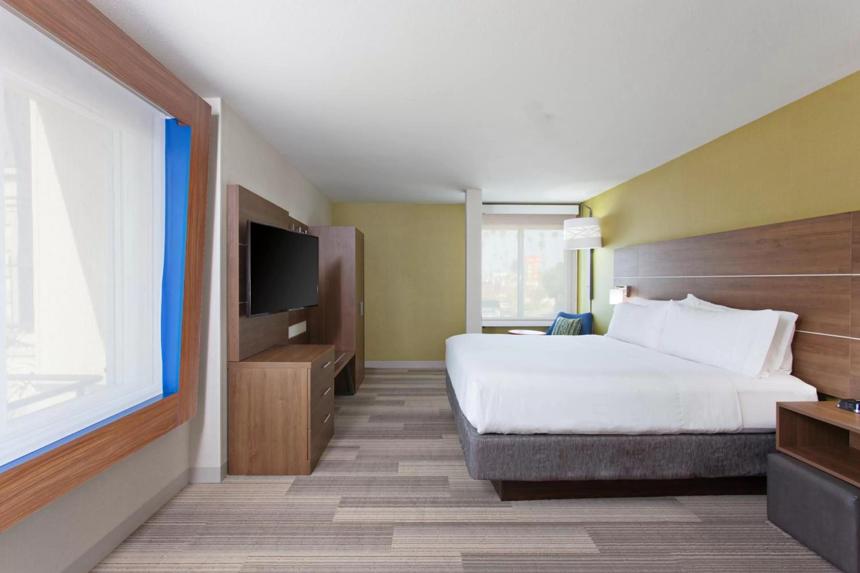 Bed in Holiday Inn Express & Suites Pasadena - Los Angeles by IHG