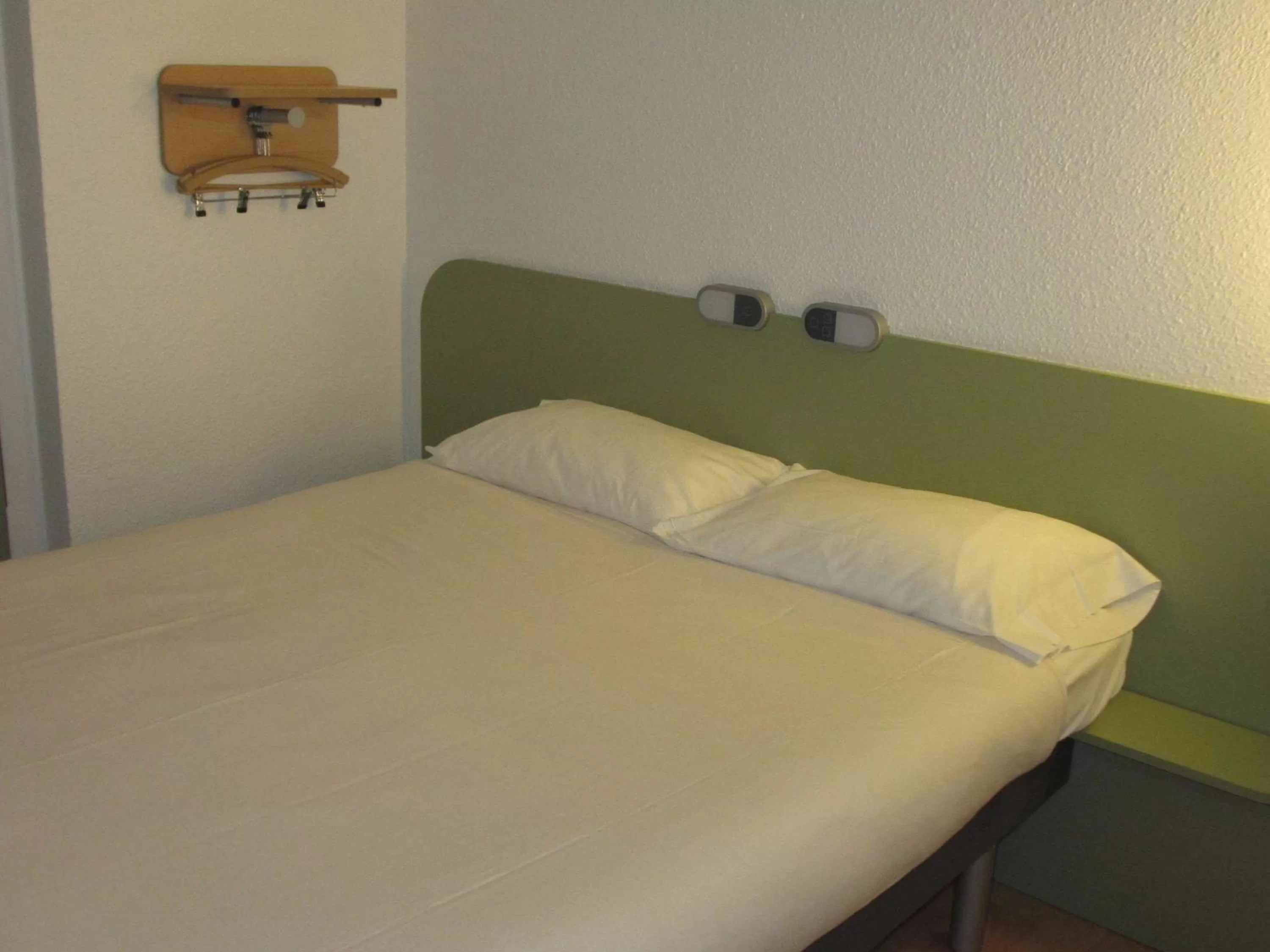 Photo of the whole room, Bed in IBIS Budget Aix en Provence Est Le Canet