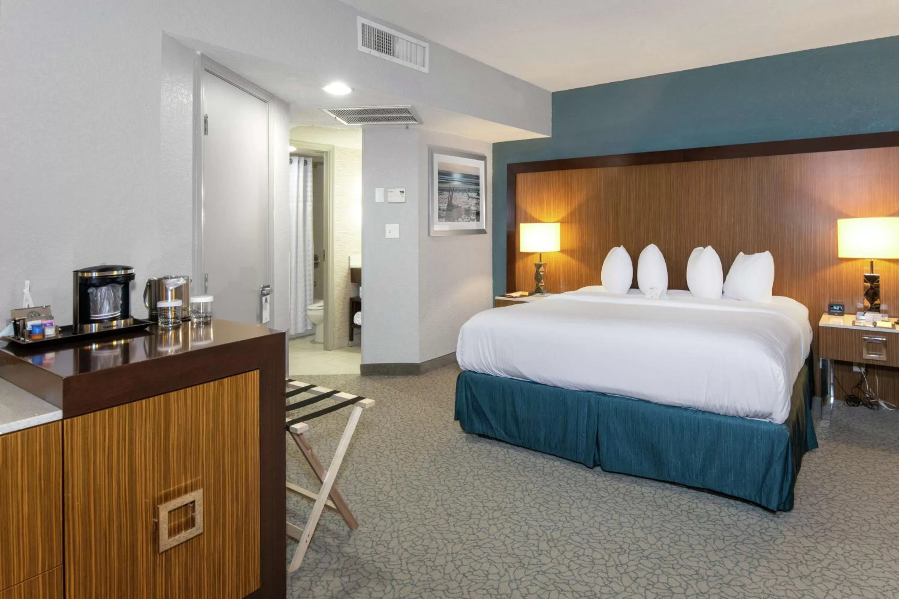 Bed in DoubleTree by Hilton Hotel Jacksonville Airport