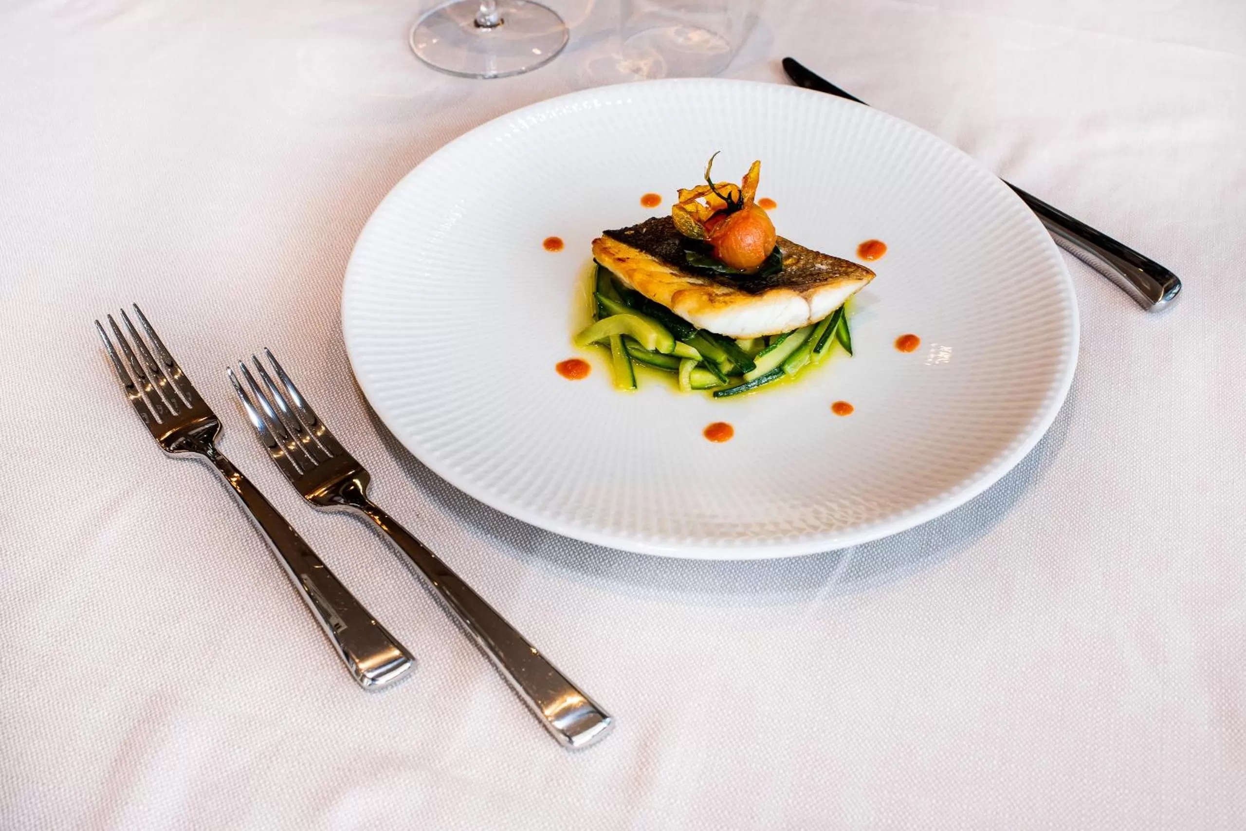 Restaurant/places to eat in M2 Hotel