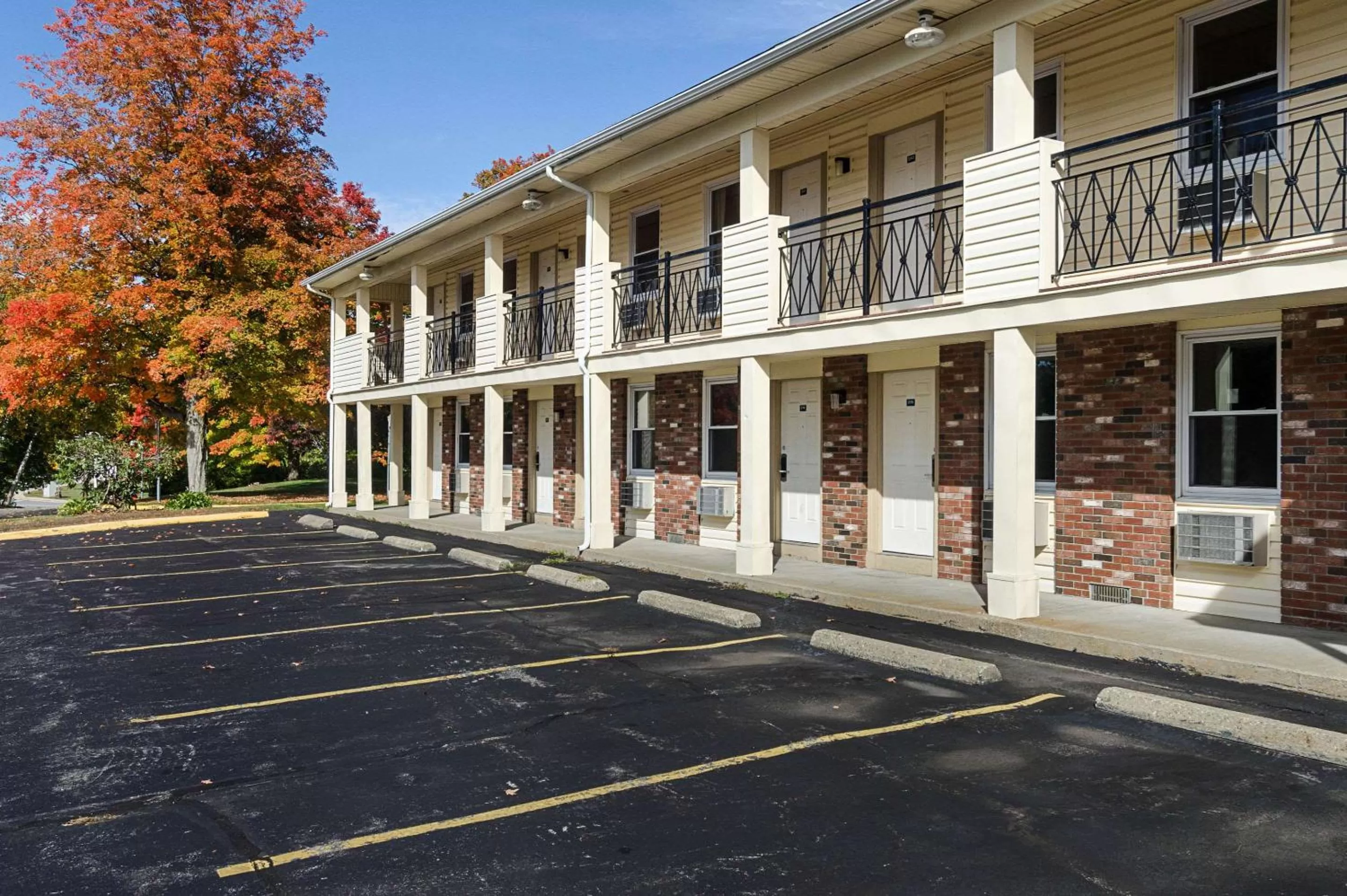Property building in Econo Lodge Sturbridge Route 20