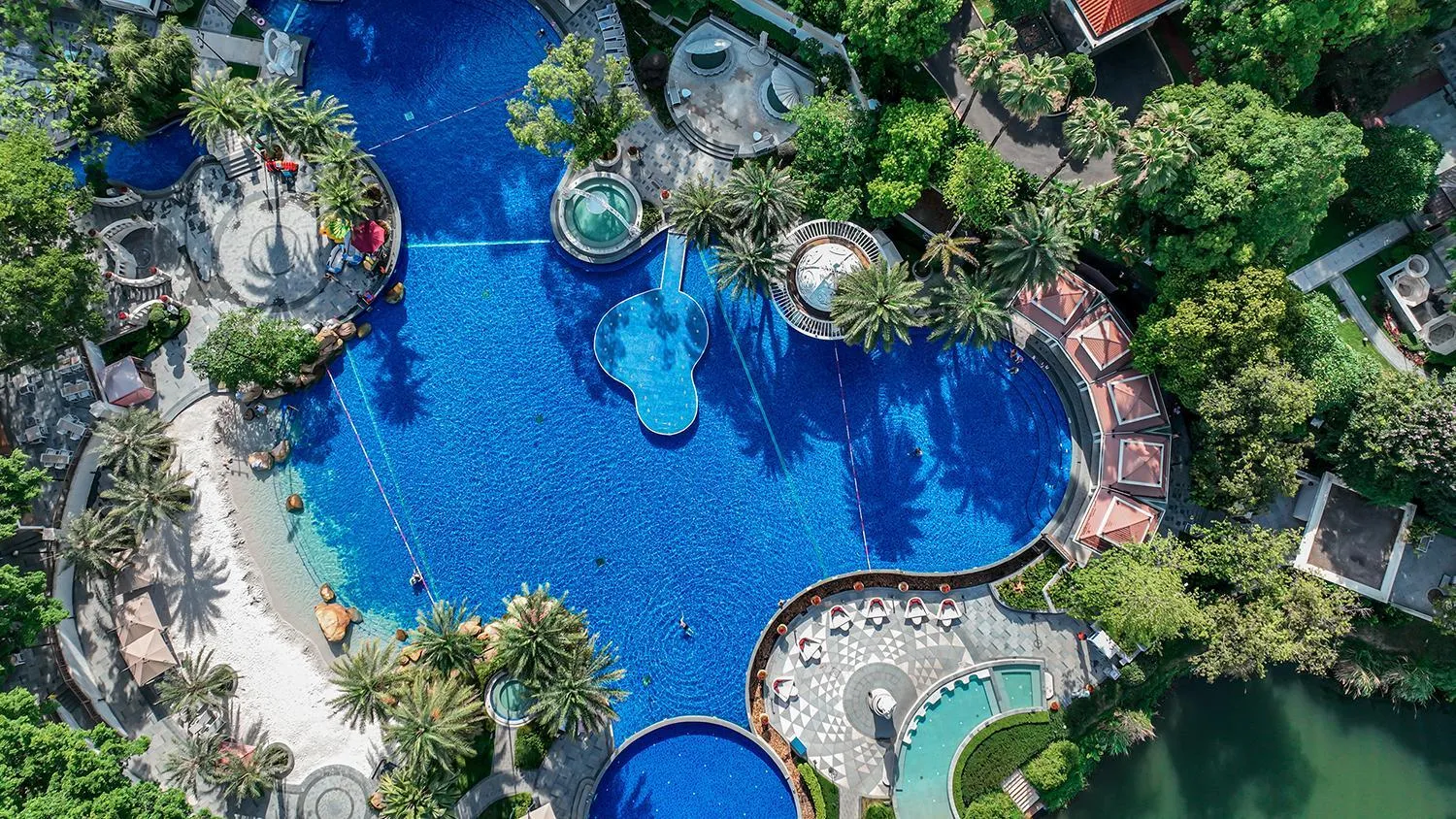 Swimming pool in Good View Hotel Tangxia - 15 mins drive from Dongguan South Railway Station