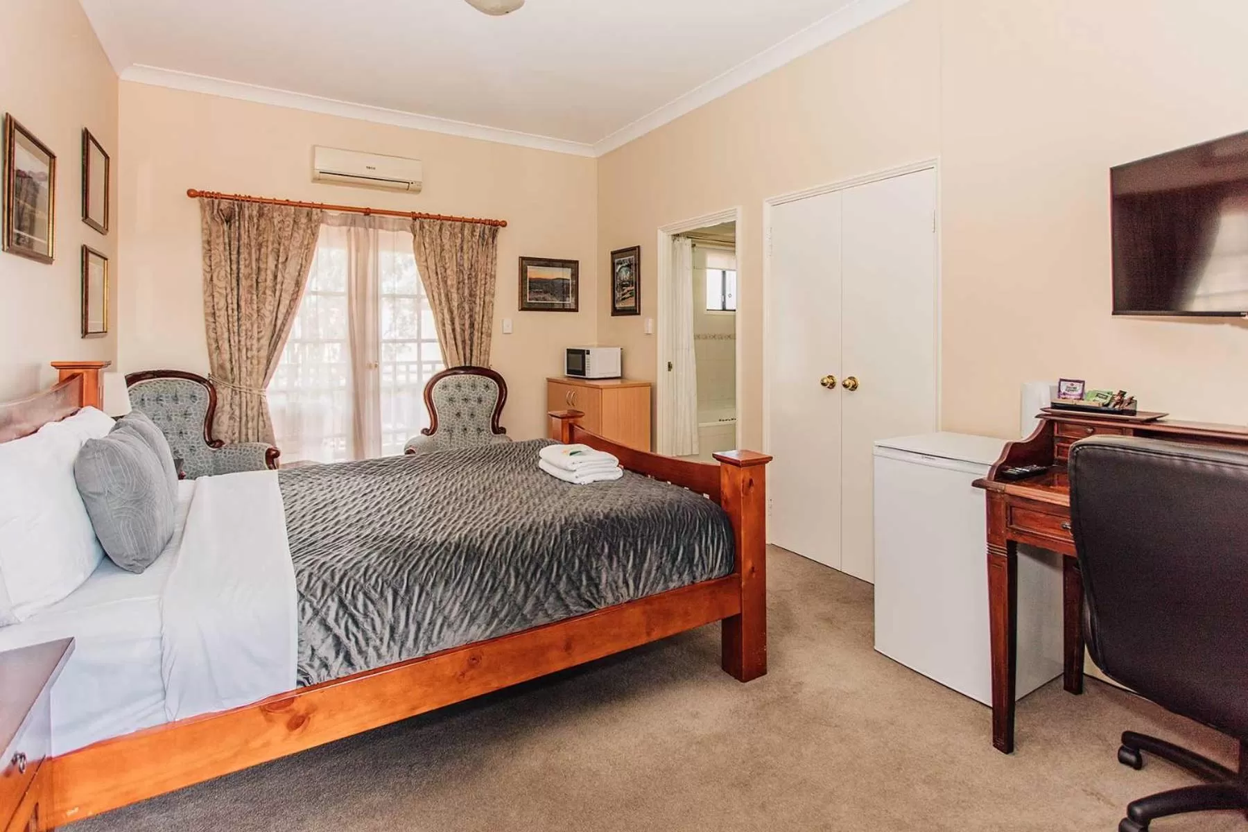 Bedroom, Bed in Settlers Hotel York