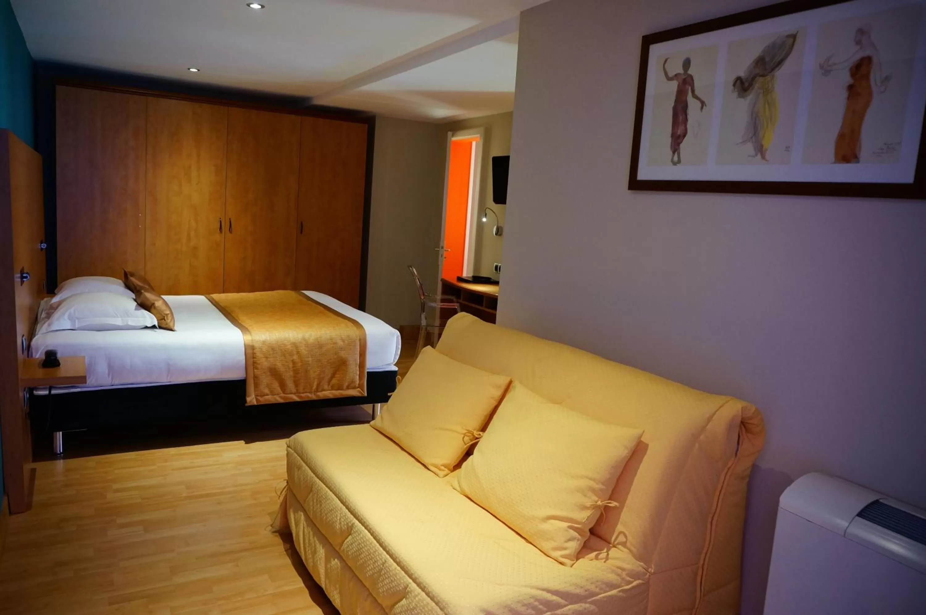 Photo of the whole room, Bed in LOGIS Hôtel de Bourgogne - Mâcon