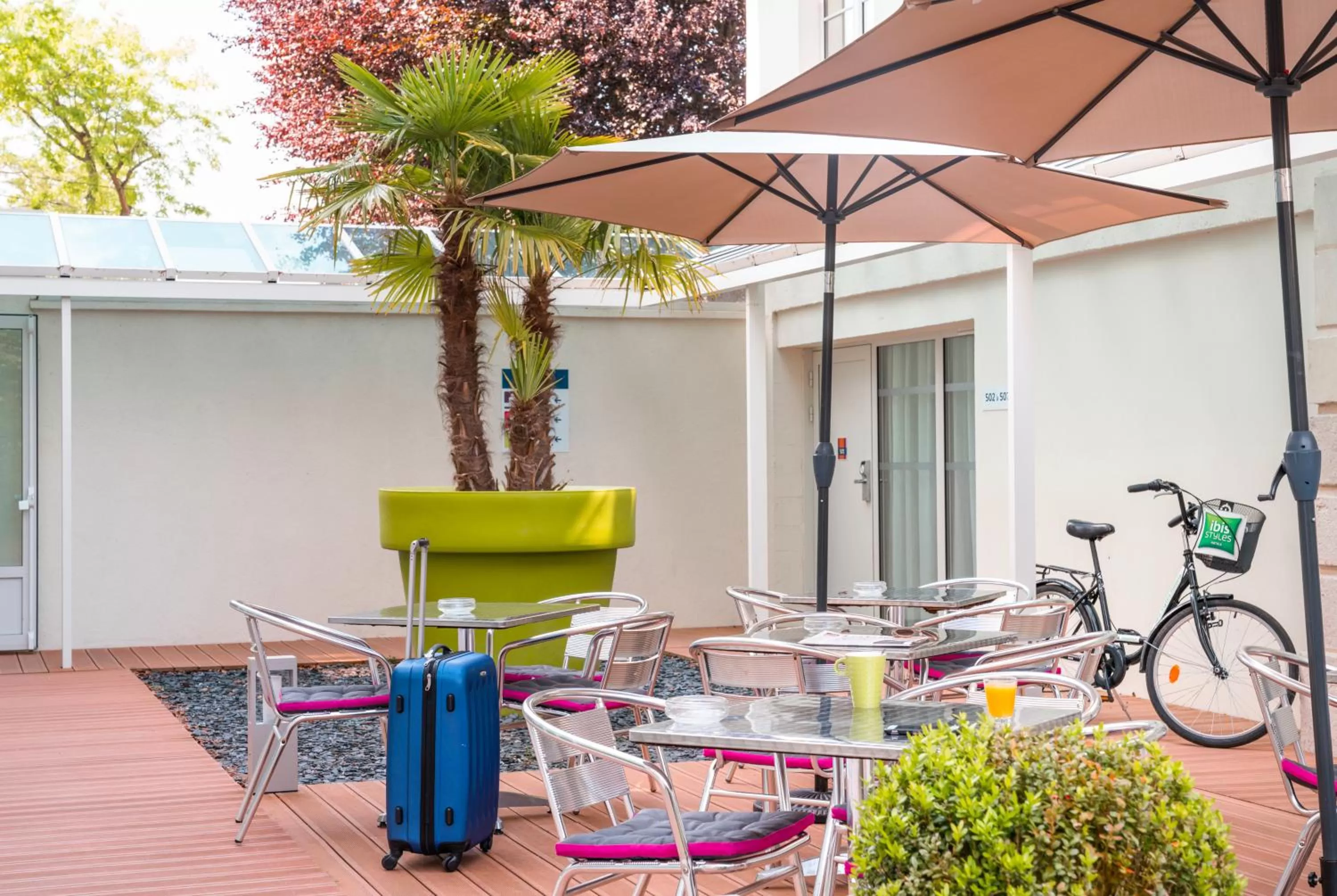 Patio in ibis Styles Saumur Gare Centre
