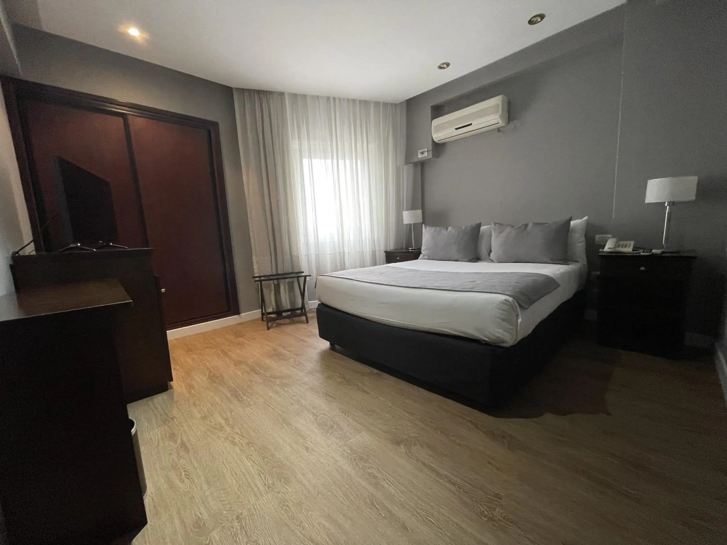 Budget Double Room in Hotel 8 de Octubre Budget Double Room in Hotel 8 de Octubre