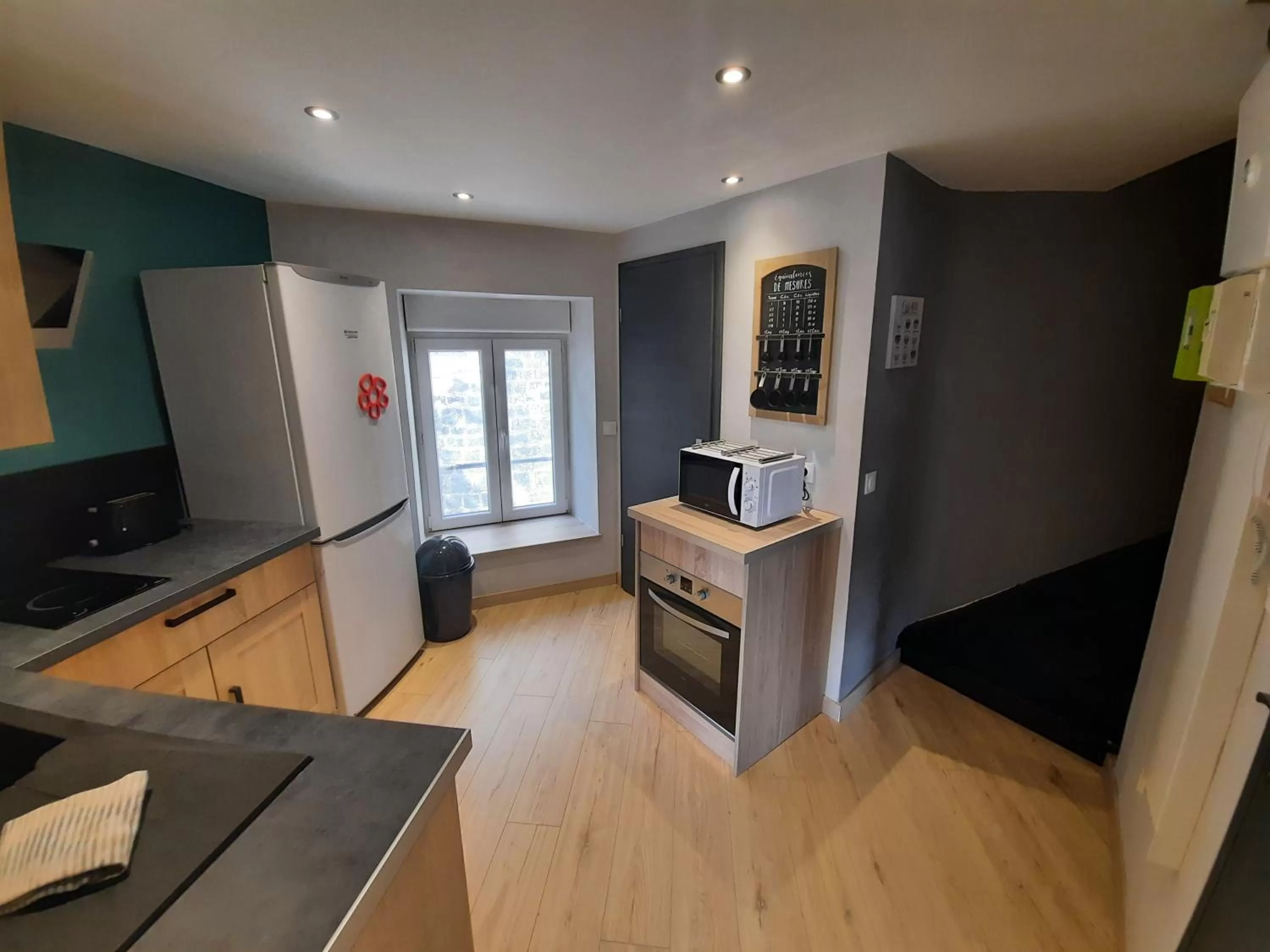 Kitchen or kitchenette, Seating Area in Chambre d'hôte et gîte chez Thomas et John