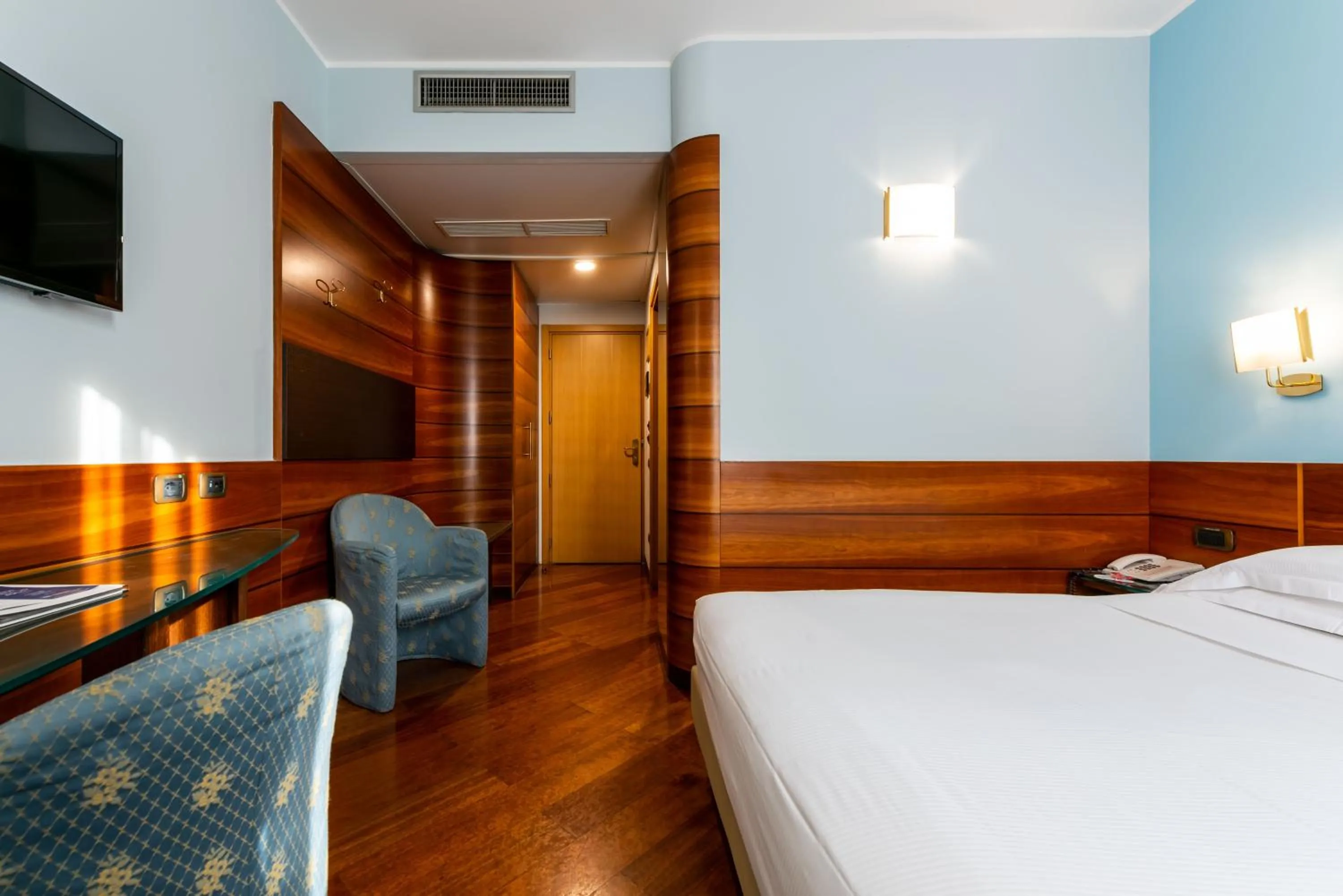 Photo of the whole room, Bed in Hotel Mirage Sure Hotel Collection by Best Western