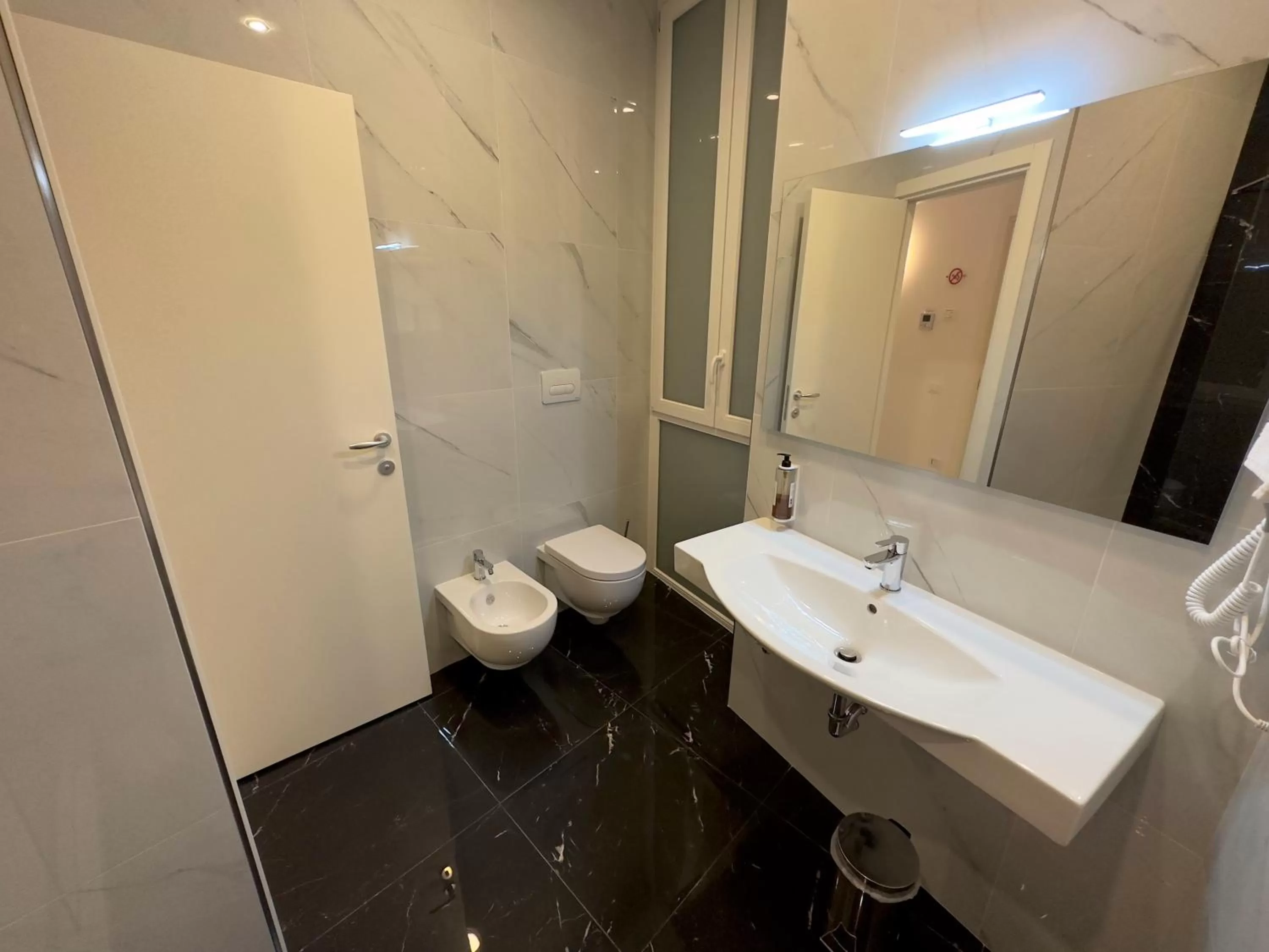 Shower in Hotel Smart Cruise