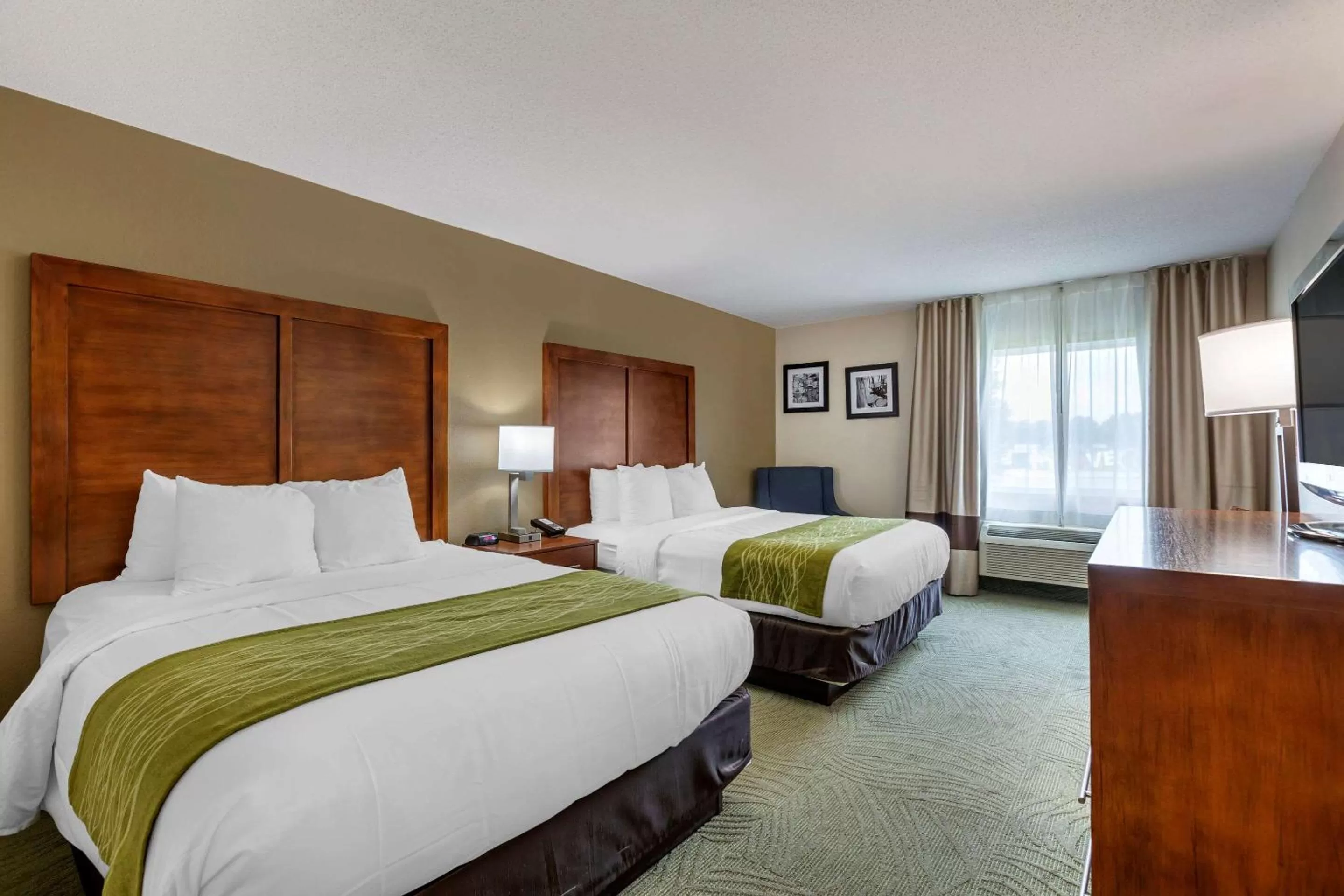 Photo of the whole room, Bed in Comfort Inn Muscatine near Hwy 61