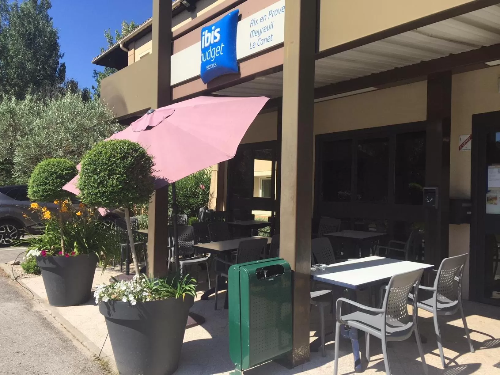 Patio, Restaurant/Places to Eat in IBIS Budget Aix en Provence Est Le Canet