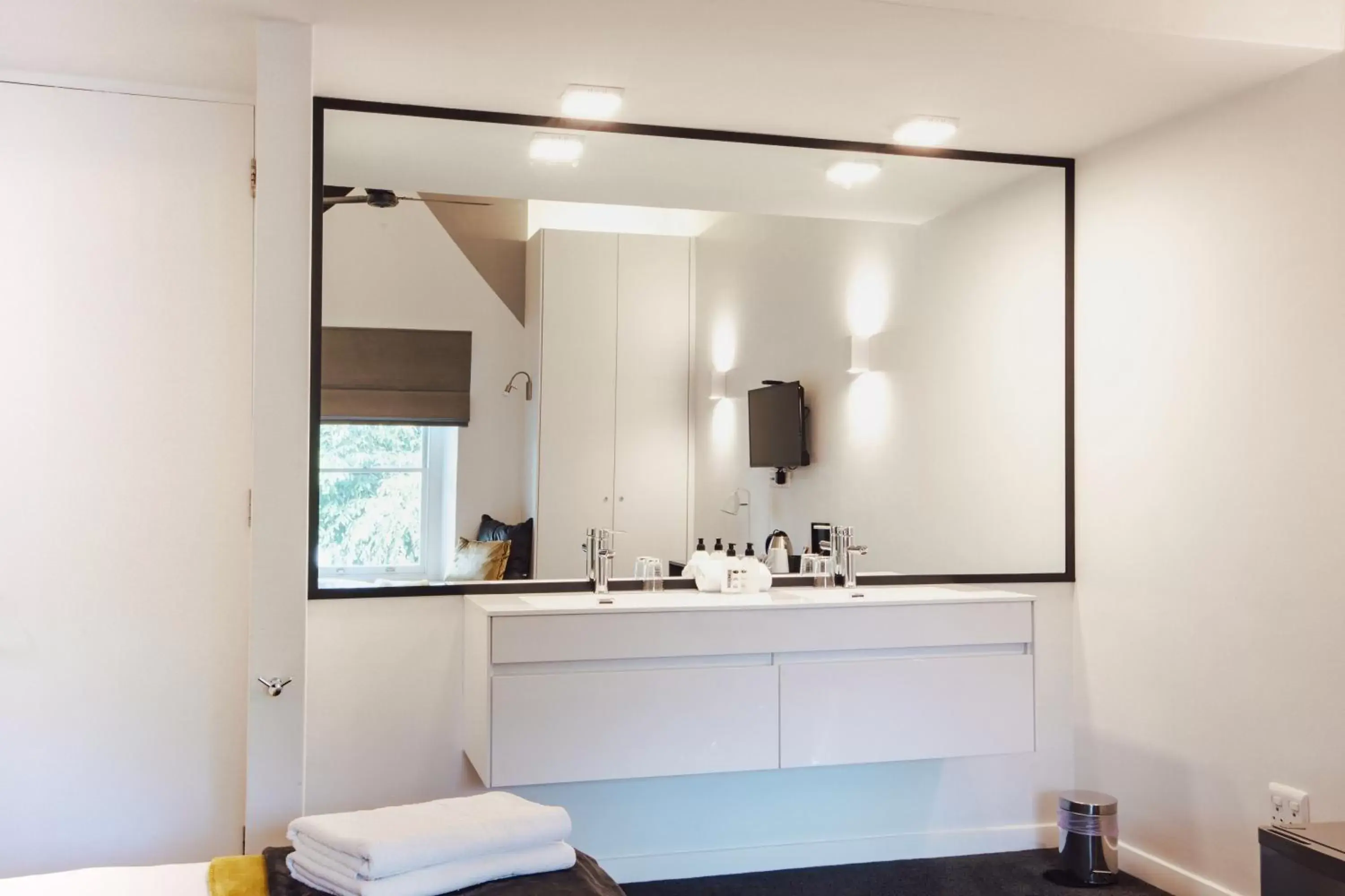 Deluxe King Room - single occupancy in Boschenmeer House Deluxe King Room - single occupancy in Boschenmeer House