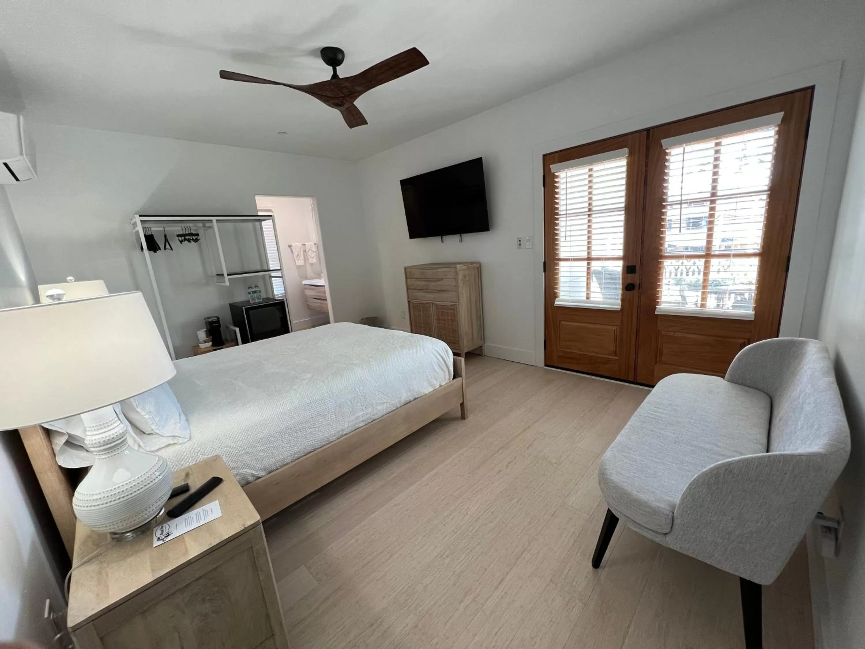 Communal lounge/ TV room in Elaine's Cape May Boutique Hotel