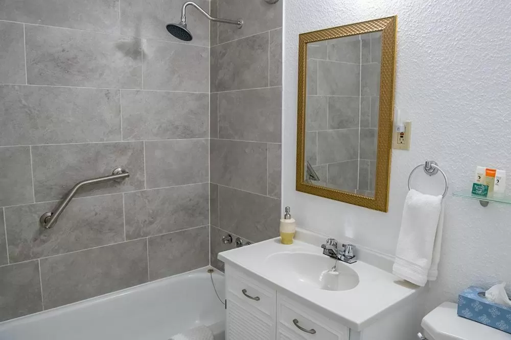 Shower, Bathroom in Edelweiss Inn Nova Scotia