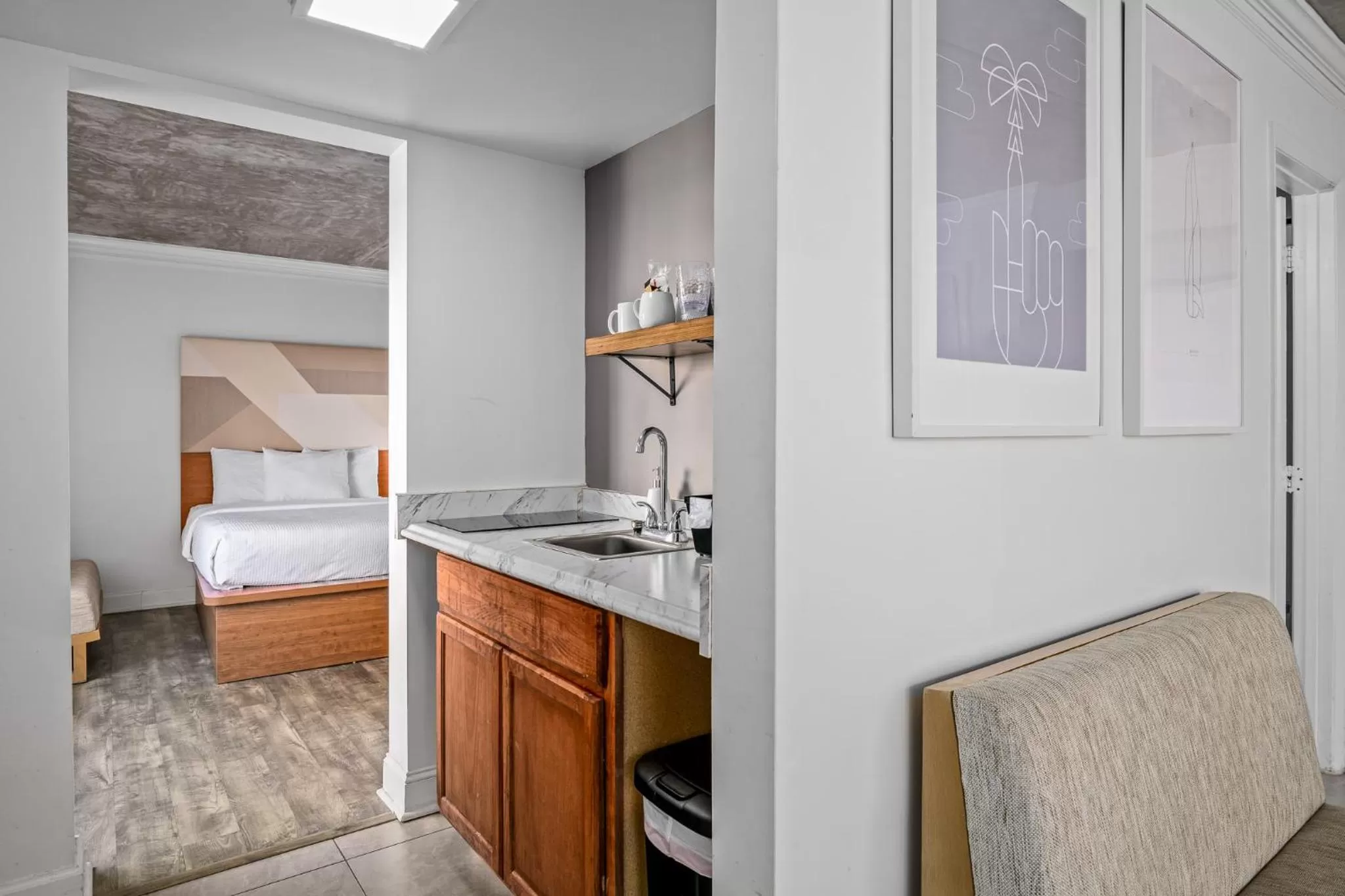 Kitchen or kitchenette, Bed in The Beverley Beach House