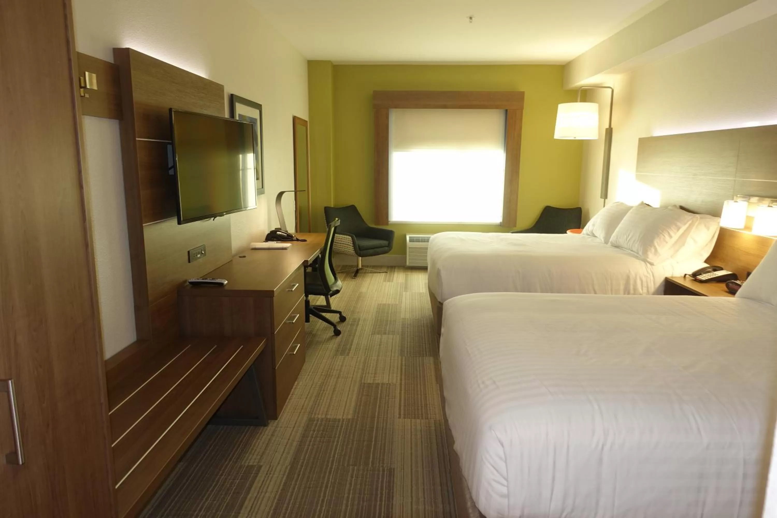 Photo of the whole room, Bed in Holiday Inn Express & Suites Brentwood