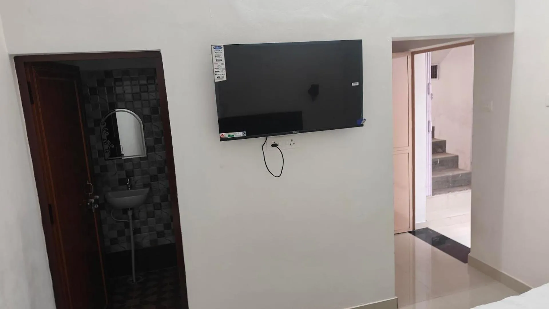 TV and multimedia, TV/Entertainment Center in Goroomgo Assi River Guest House Varanasi
